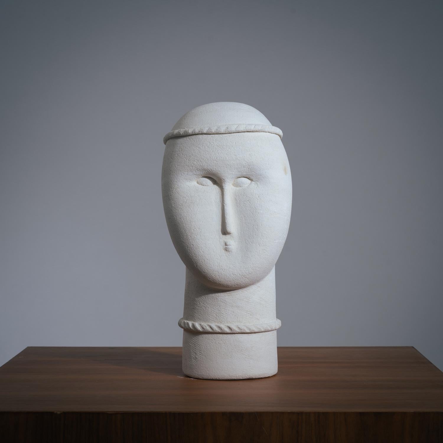 Intagliato a mano Scultura modernista in pietra arenaria in vendita