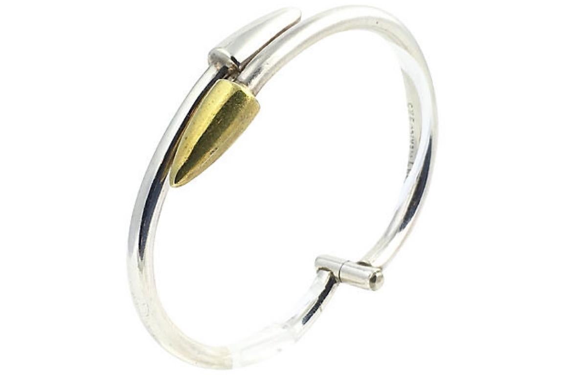 Bracciale modernista messicano in argento e ottone. I due lati si curvano su una cerniera e le punte in sterling e ottone si incrociano e si bloccano. Interno, circonferenza 6.5