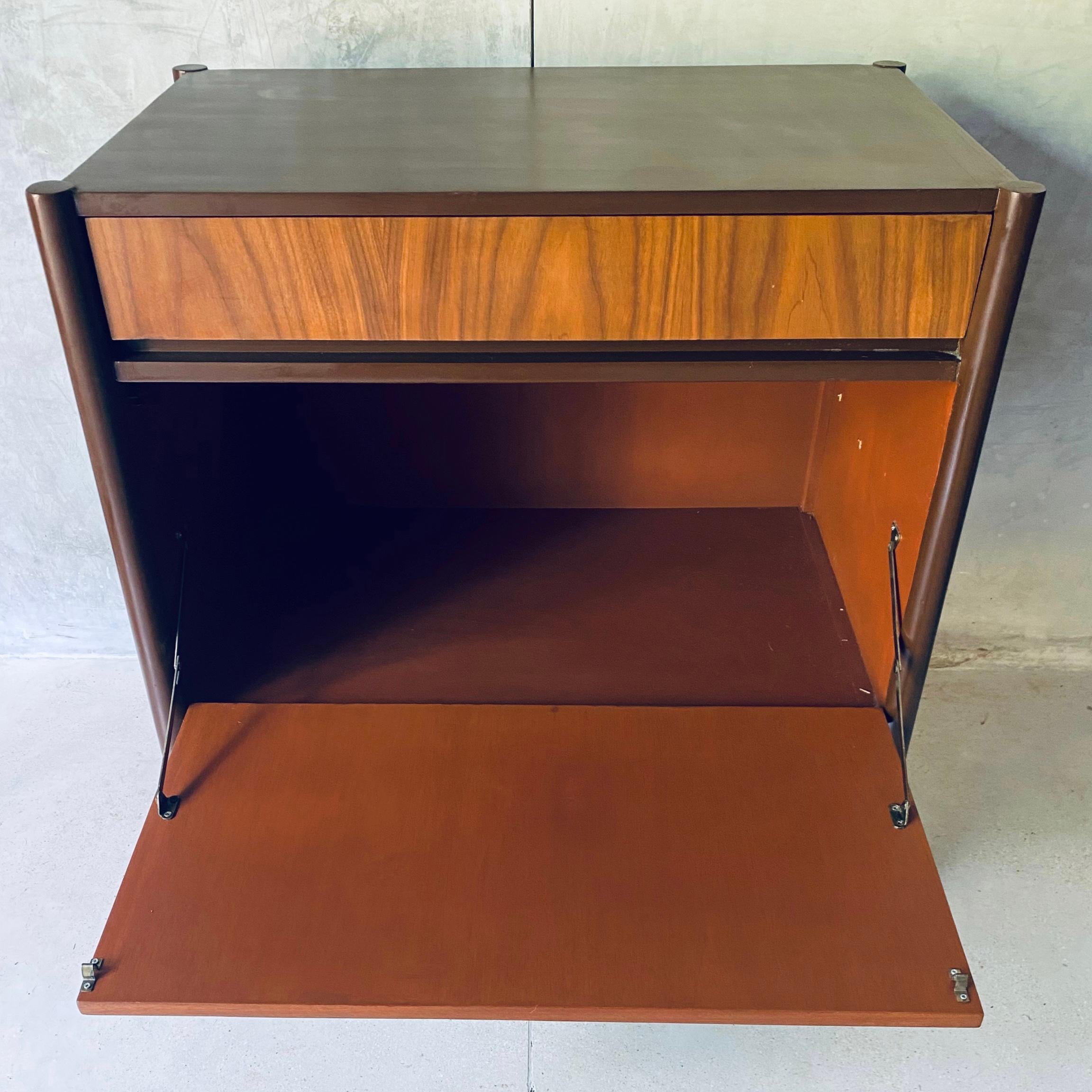 Armario modernista de M. Van Beuren en venta 3