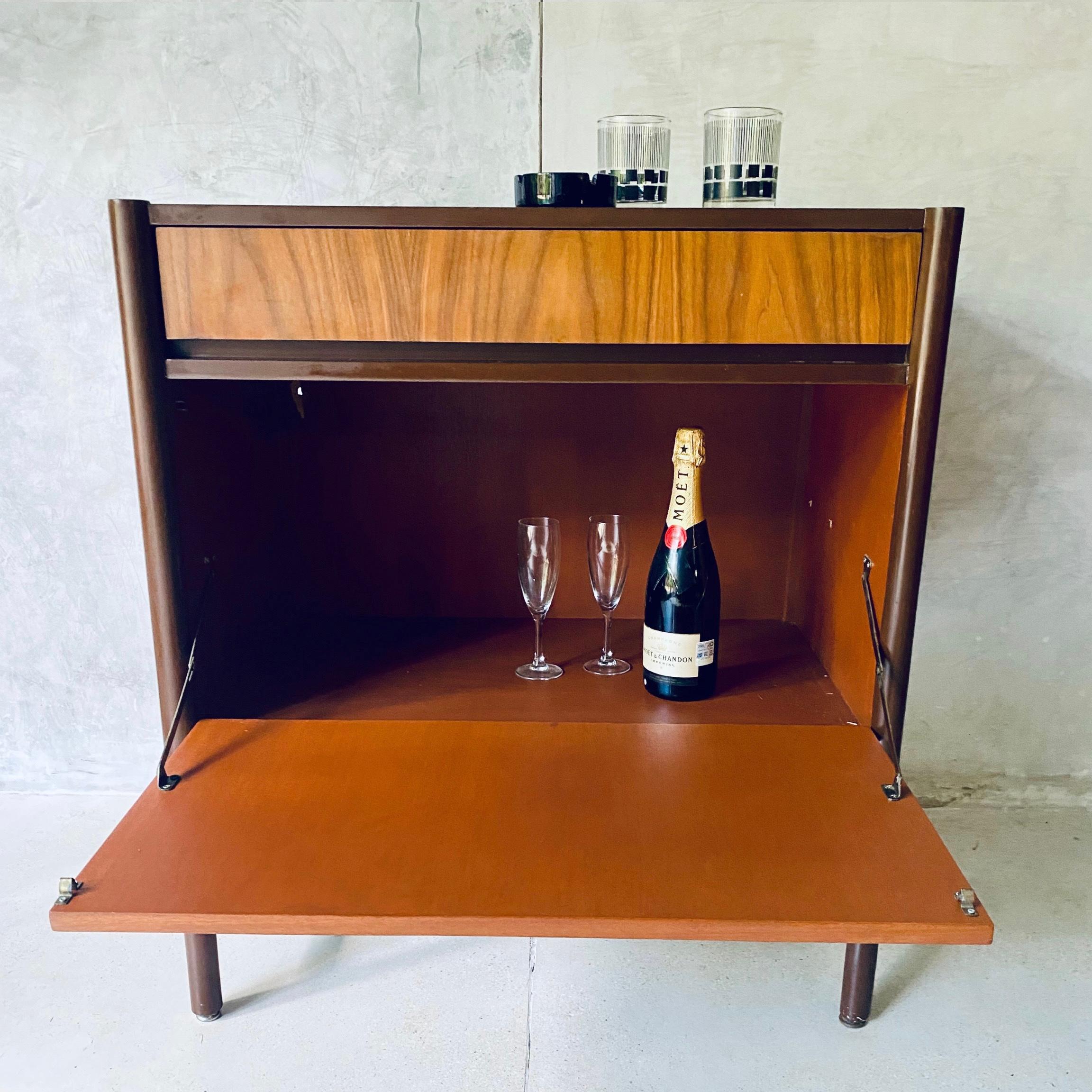 Armario modernista de M. Van Beuren en venta 7