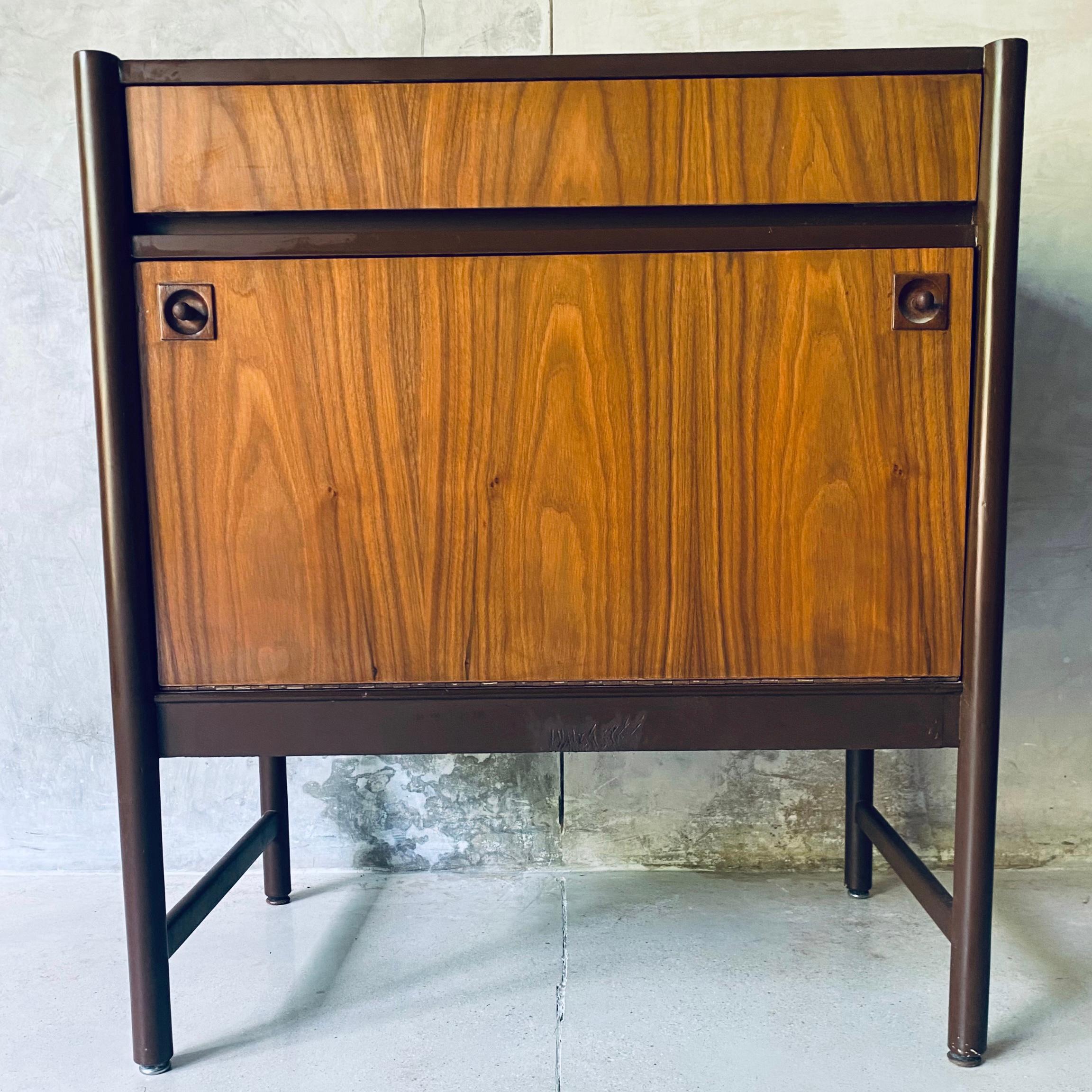 Armario modernista de M. Van Beuren en venta 8