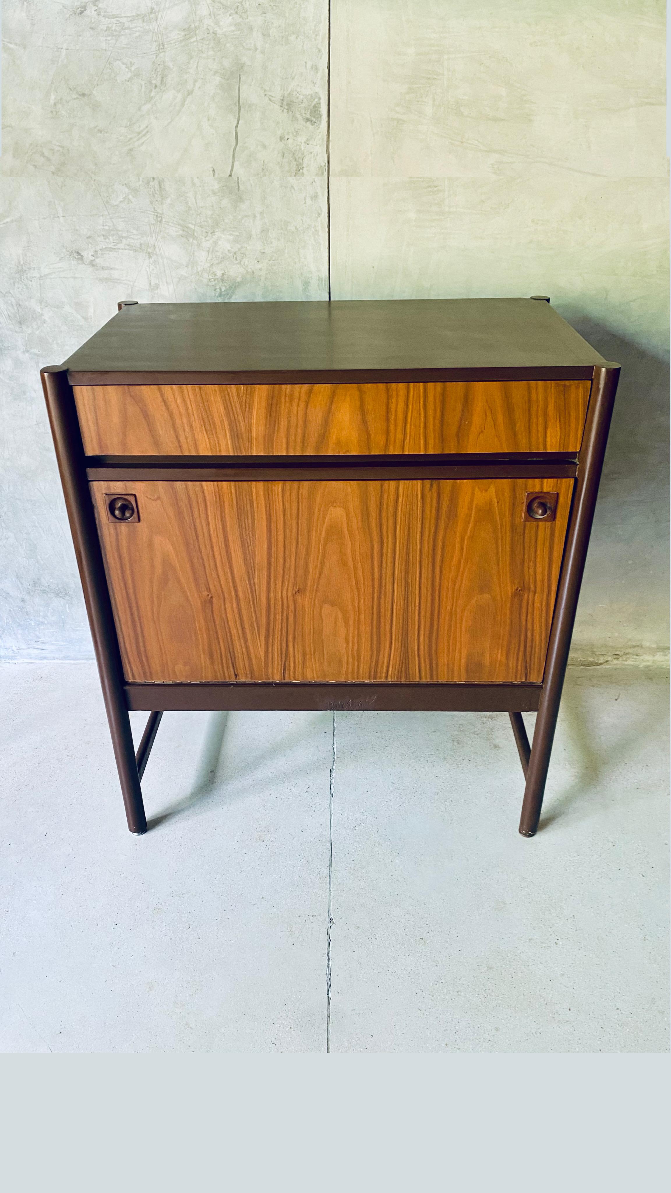 Armario modernista de M. Van Beuren. Esta pieza cuenta con un cajón superior y una puerta abatible, con múltiples posibilidades de funcionamiento. Creada a principios de los años 70, esta colección recibió el nombre de Edimburgo.
La estructura está