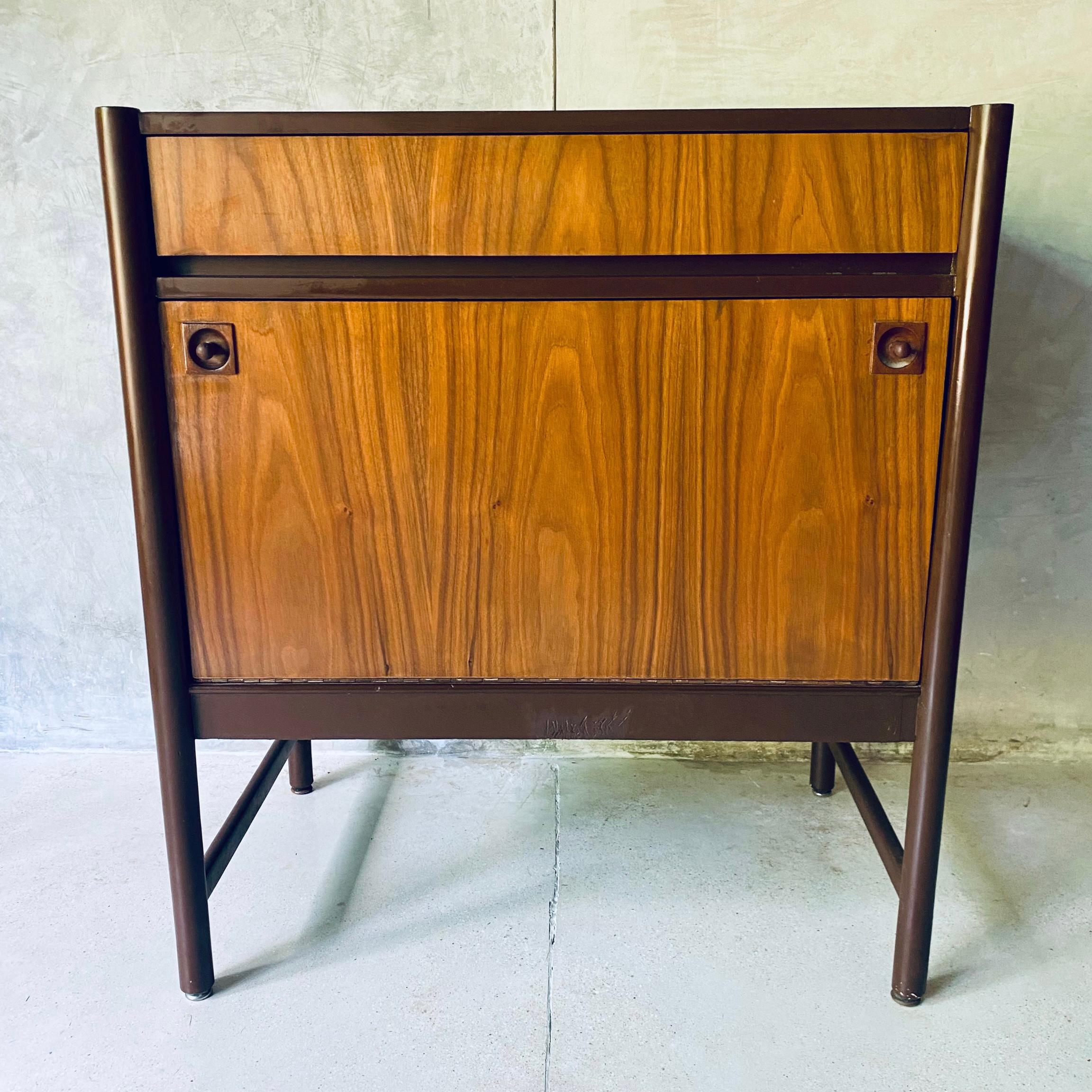 Armario modernista de M. Van Beuren Moderno de mediados de siglo en venta