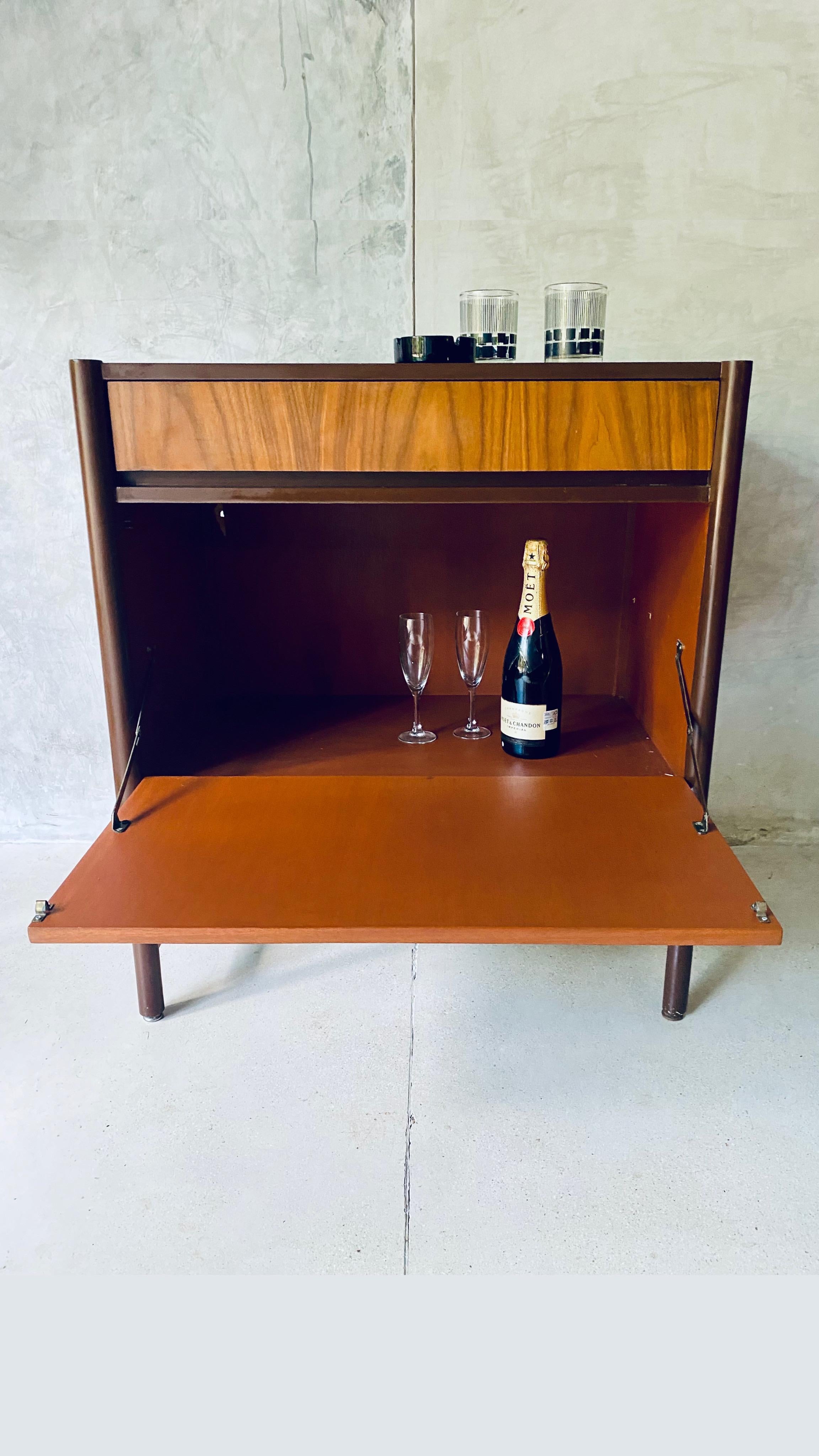 Armario modernista de M. Van Beuren siglo XX en venta