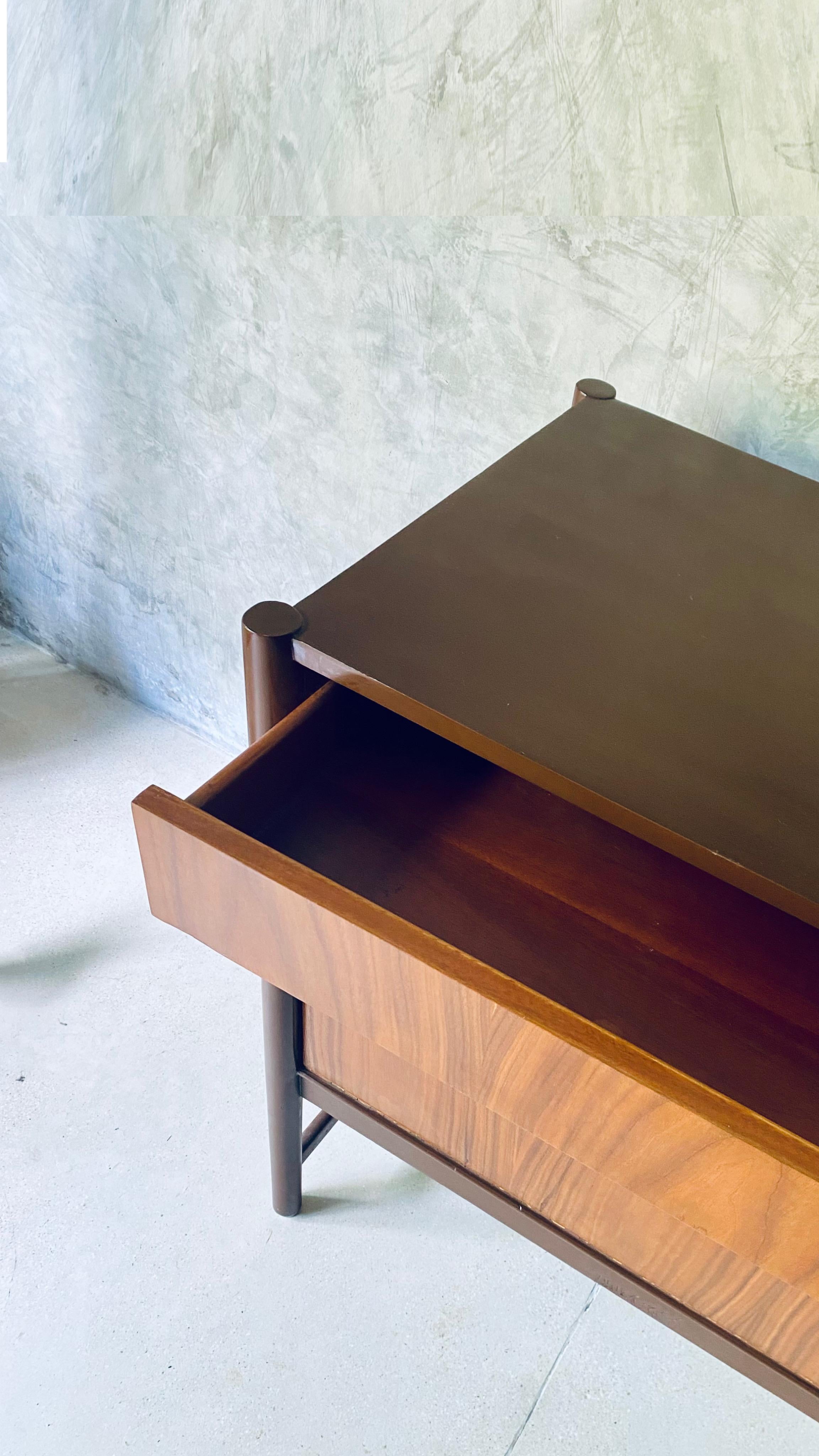 Armario modernista de M. Van Beuren en venta 1