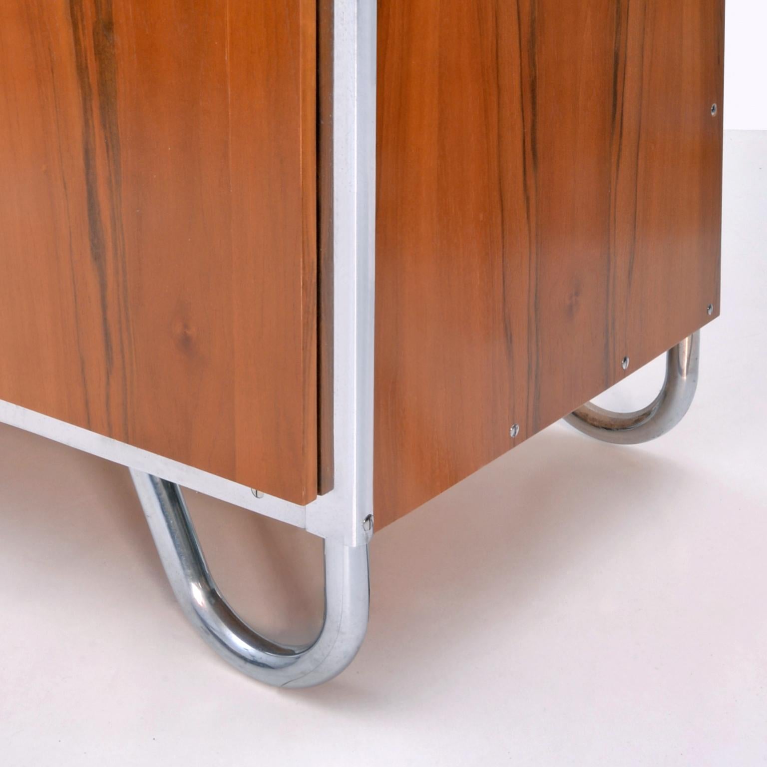 Modernist Cabinet Made Of Chrome Plated Metal And Walnut Veneer, c. 1930 In Good Condition For Sale In Berlin, DE