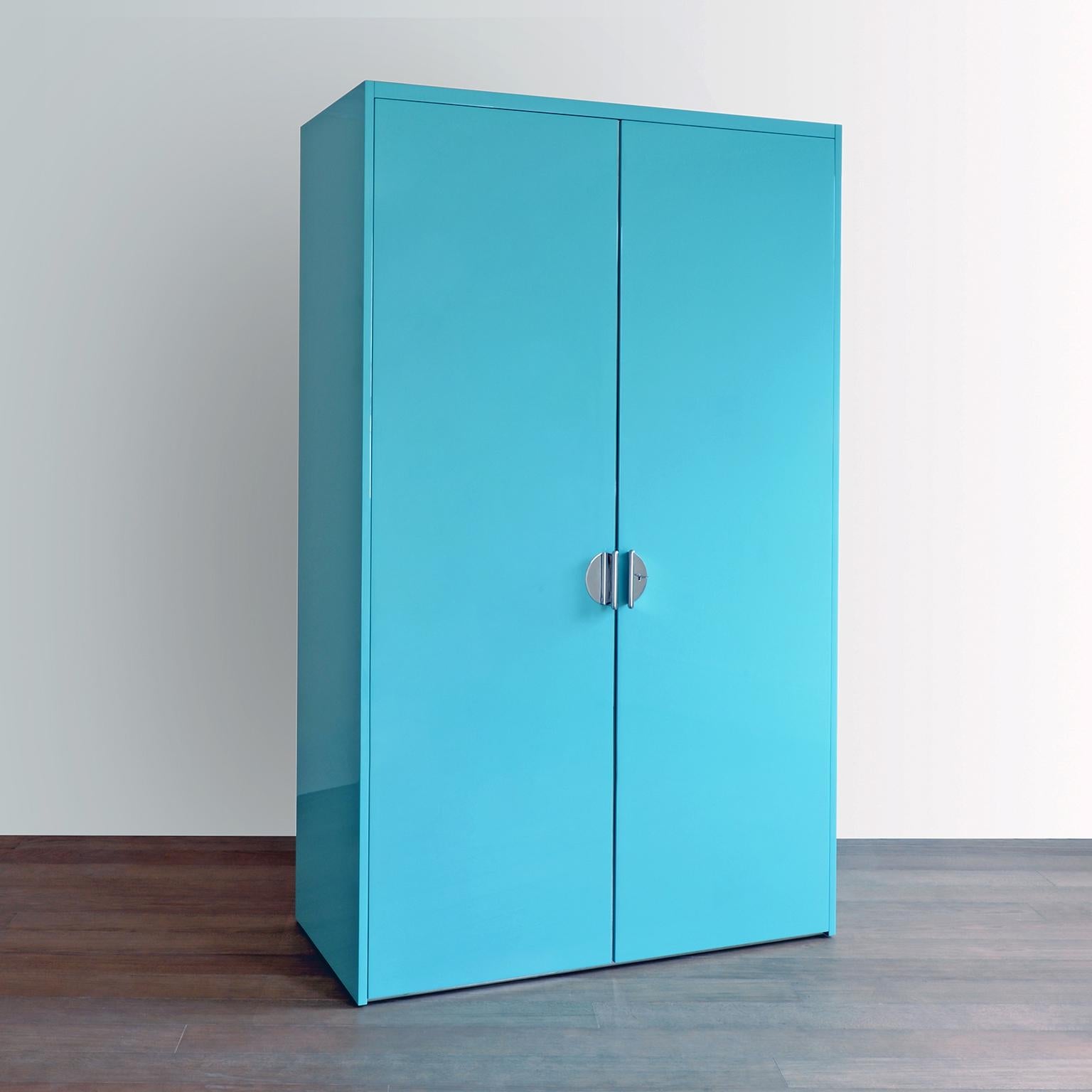 Armoire sur mesure conçue et fabriquée par GMD Berlin, présentée en exclusivité dans notre Collection Rudolf Vichr.
Ces meubles artisanaux de haute qualité au design classique et intemporel sont fabriqués à partir de matériaux sélectionnés selon des