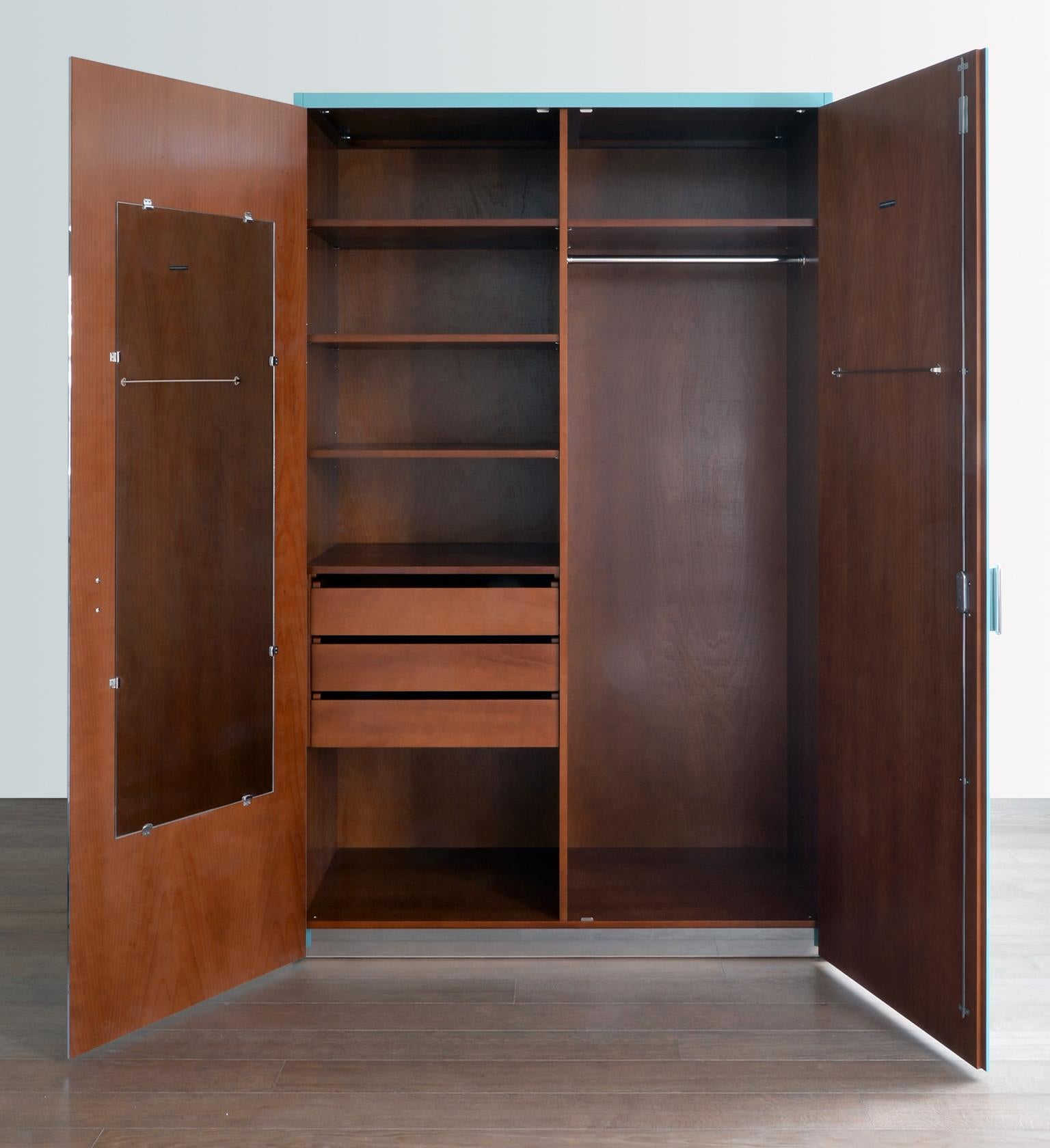 Allemand Cabinet moderniste en bois laqué brillant et métal chromé, personnalisable en vente