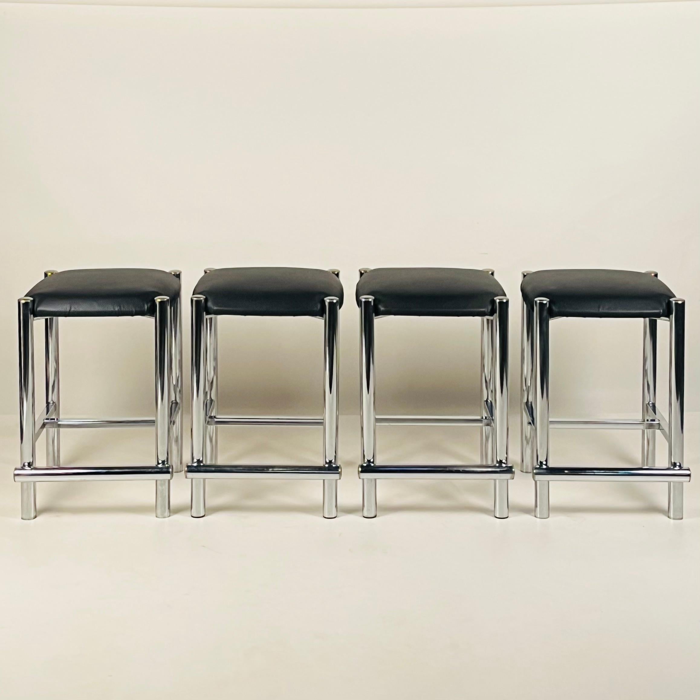 Juego de 4 taburetes de mostrador minimalistas de mediados de siglo con patas cromadas y asientos de vinilo. 

¿Quieres más? Disponemos de otro juego de 3 para hacer un conjunto de 7 taburetes. Infórmese. 

Podrían retapizarse fácilmente con COM. 