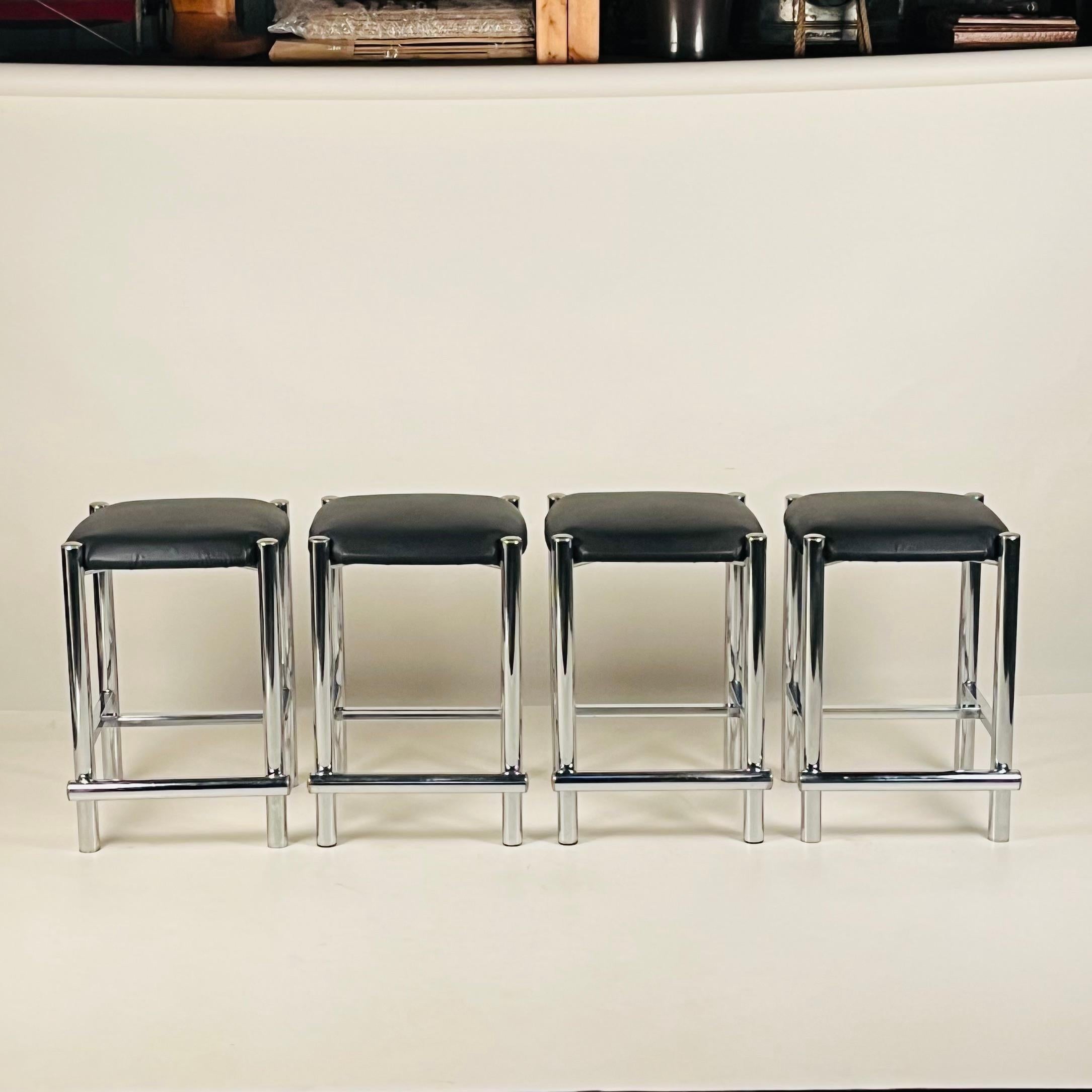 Juego de 4 taburetes cromados modernistas de estilo Cal Moderno en venta