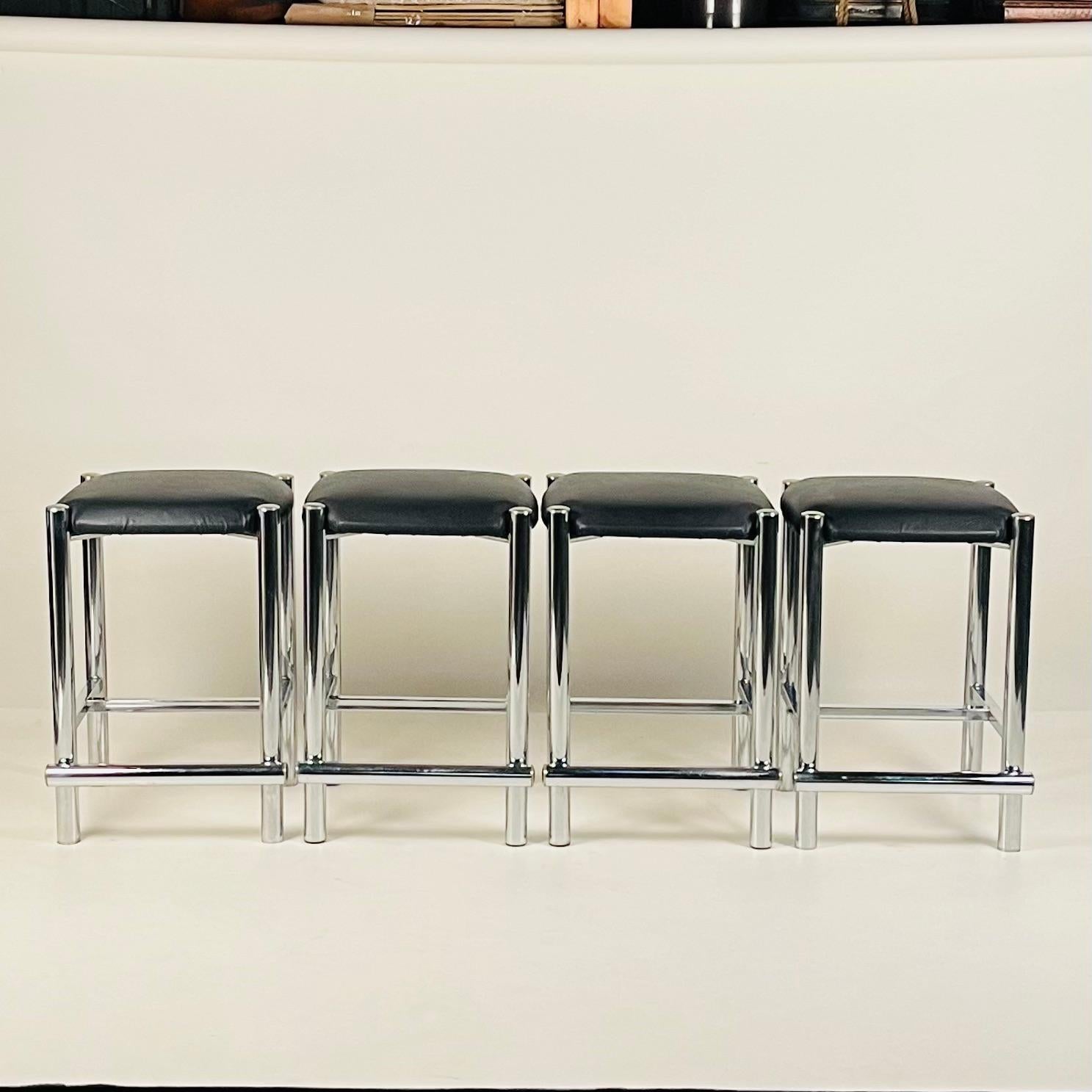 Juego de 4 taburetes cromados modernistas de estilo Cal Estadounidense en venta