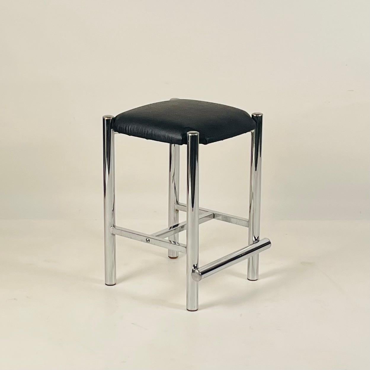 Juego de 4 taburetes cromados modernistas de estilo Cal siglo XX en venta