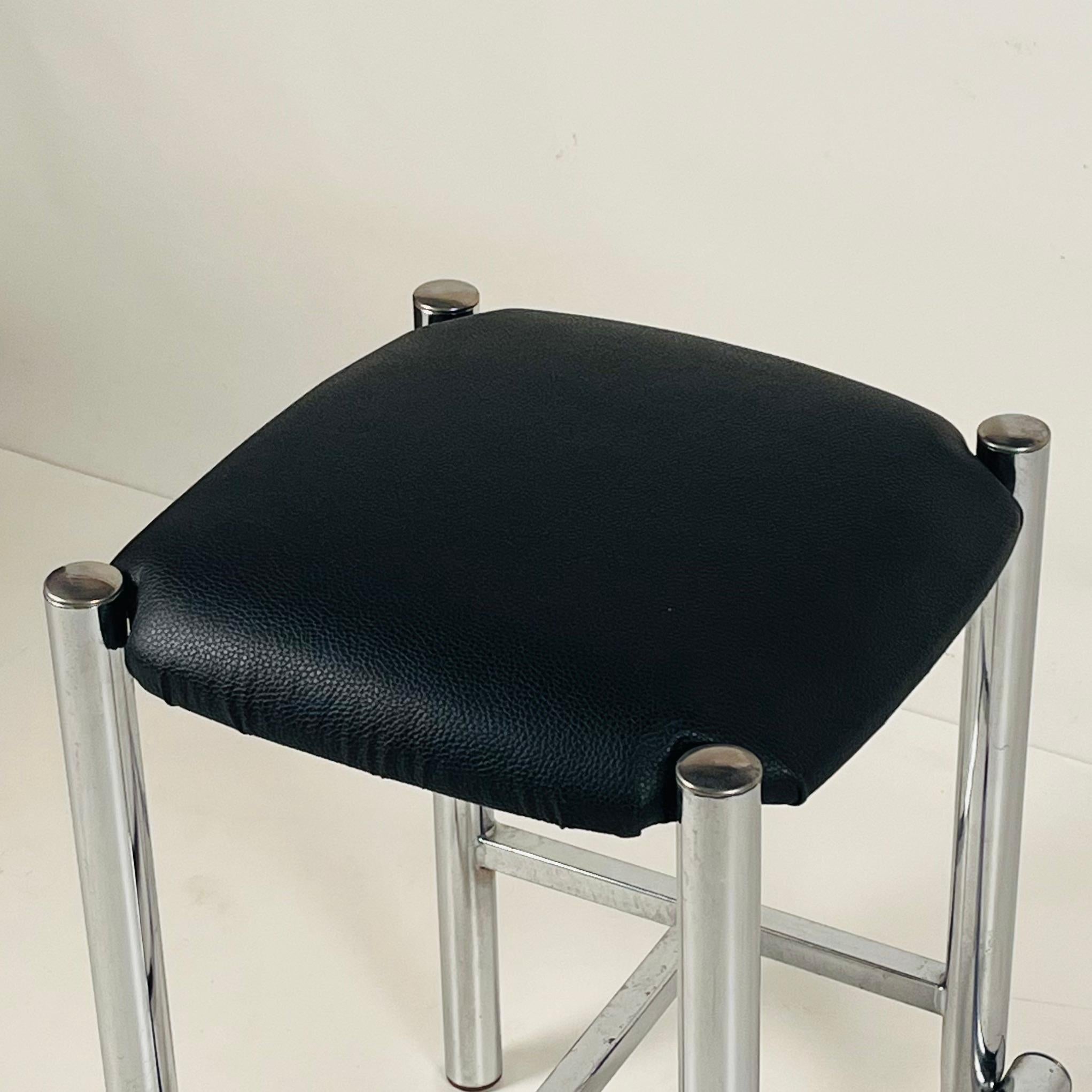 Juego de 4 taburetes cromados modernistas de estilo Cal en venta 1