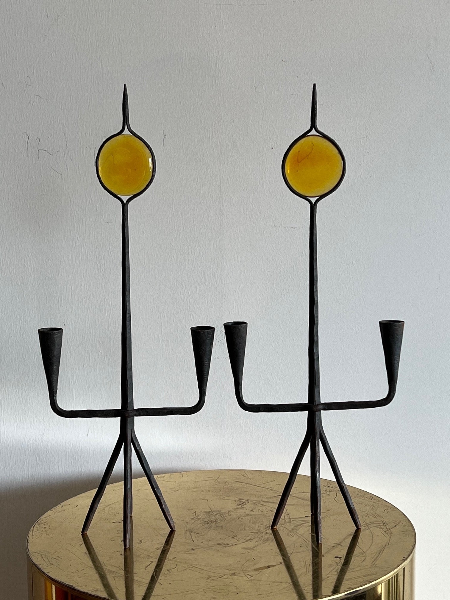 Ein Paar seltene und ungewöhnliche Kerzenständer von Gunnar Ander mit schönem Bernsteinglas von Kosta Boda.