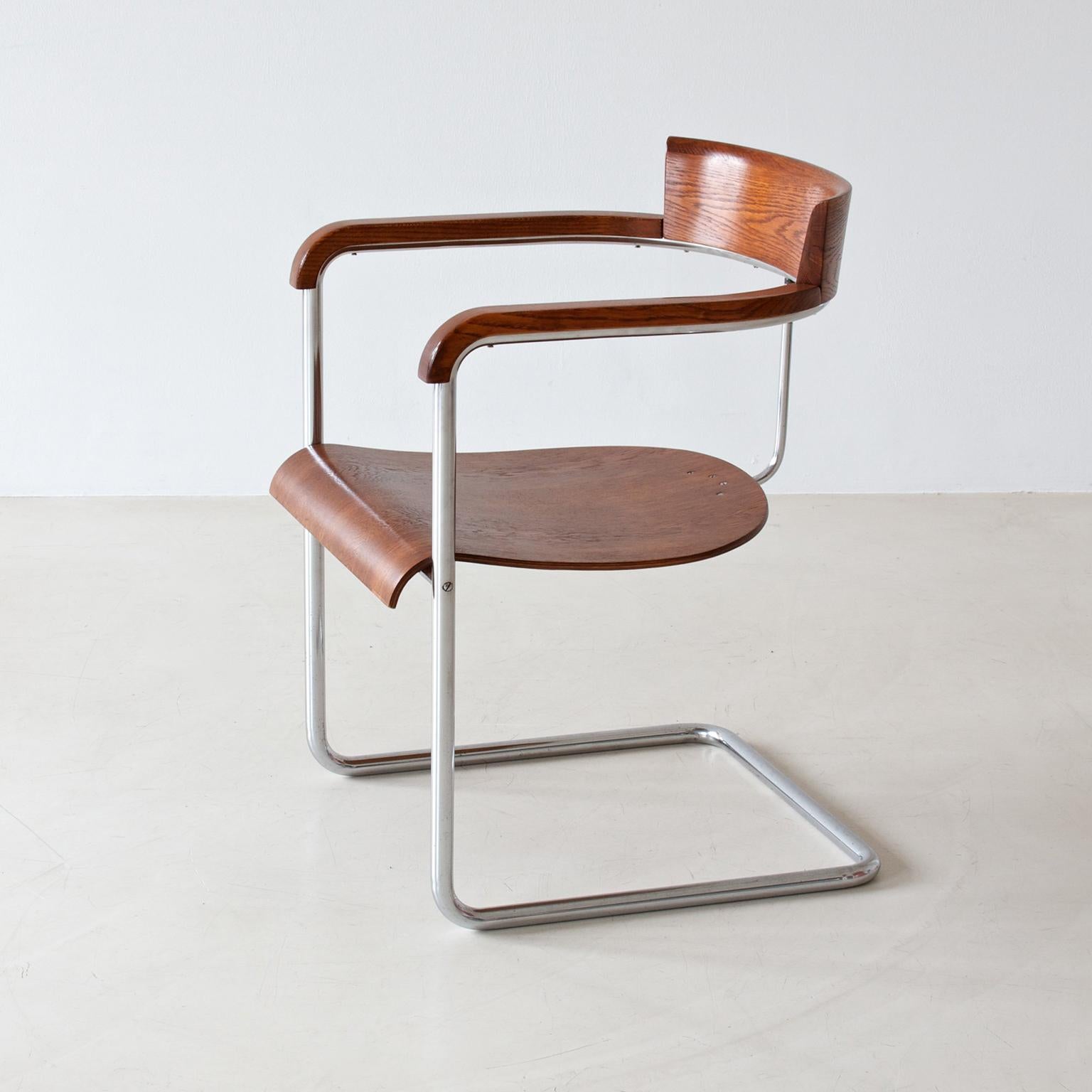 Modernistischer Freischwinger H-128, entworfen von Jindrich Halabala und hergestellt von UP Závody, Brünn.

Dieser Artikel wird auf Anfrage restauriert und ist in verschiedenen Mengen erhältlich. 
Lieferfrist: 8-9 Wochen.
