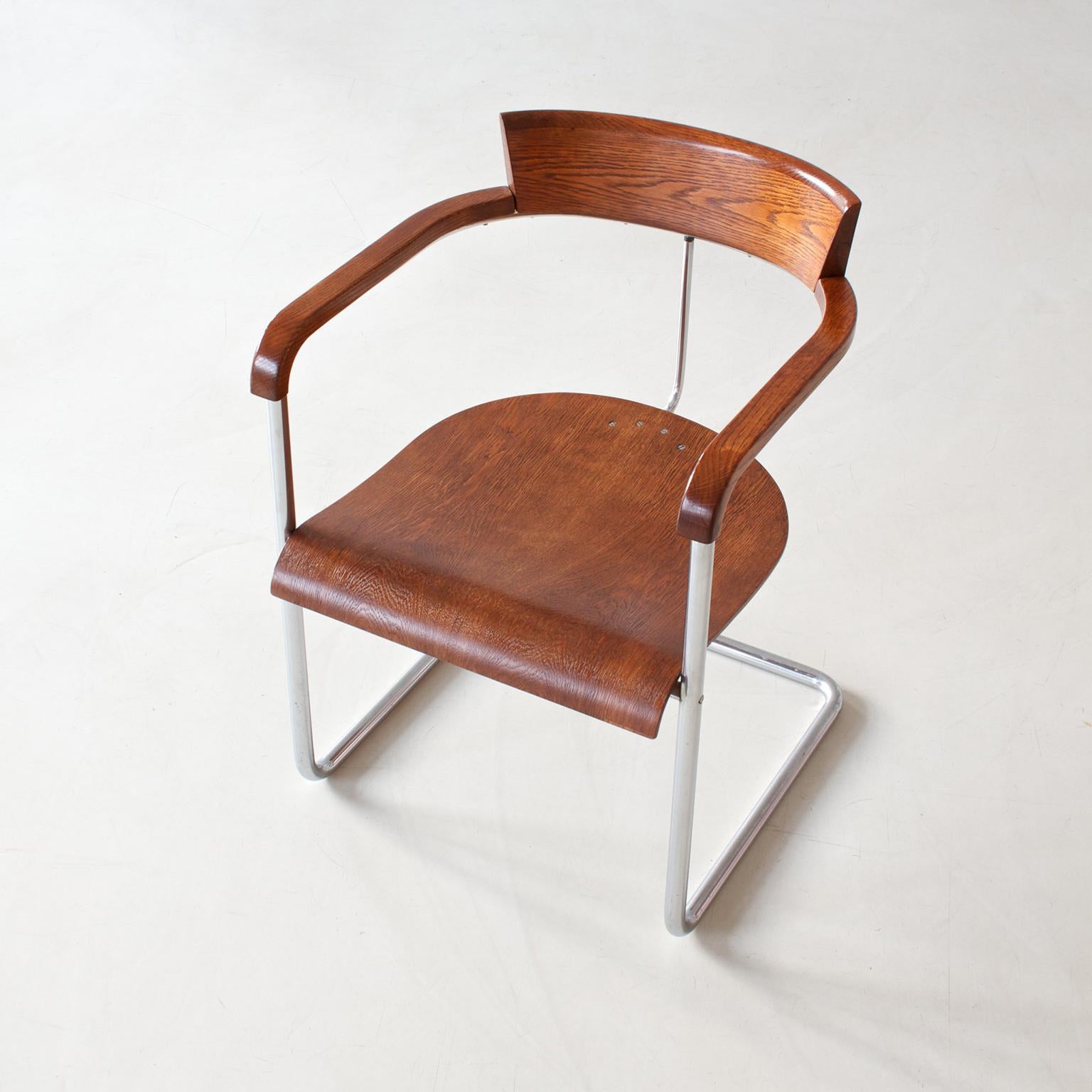 Freischwinger-Sessel der Moderne von Jindrich Halabala, verchromtes Metall, furniertes Holz (Chrom) im Angebot