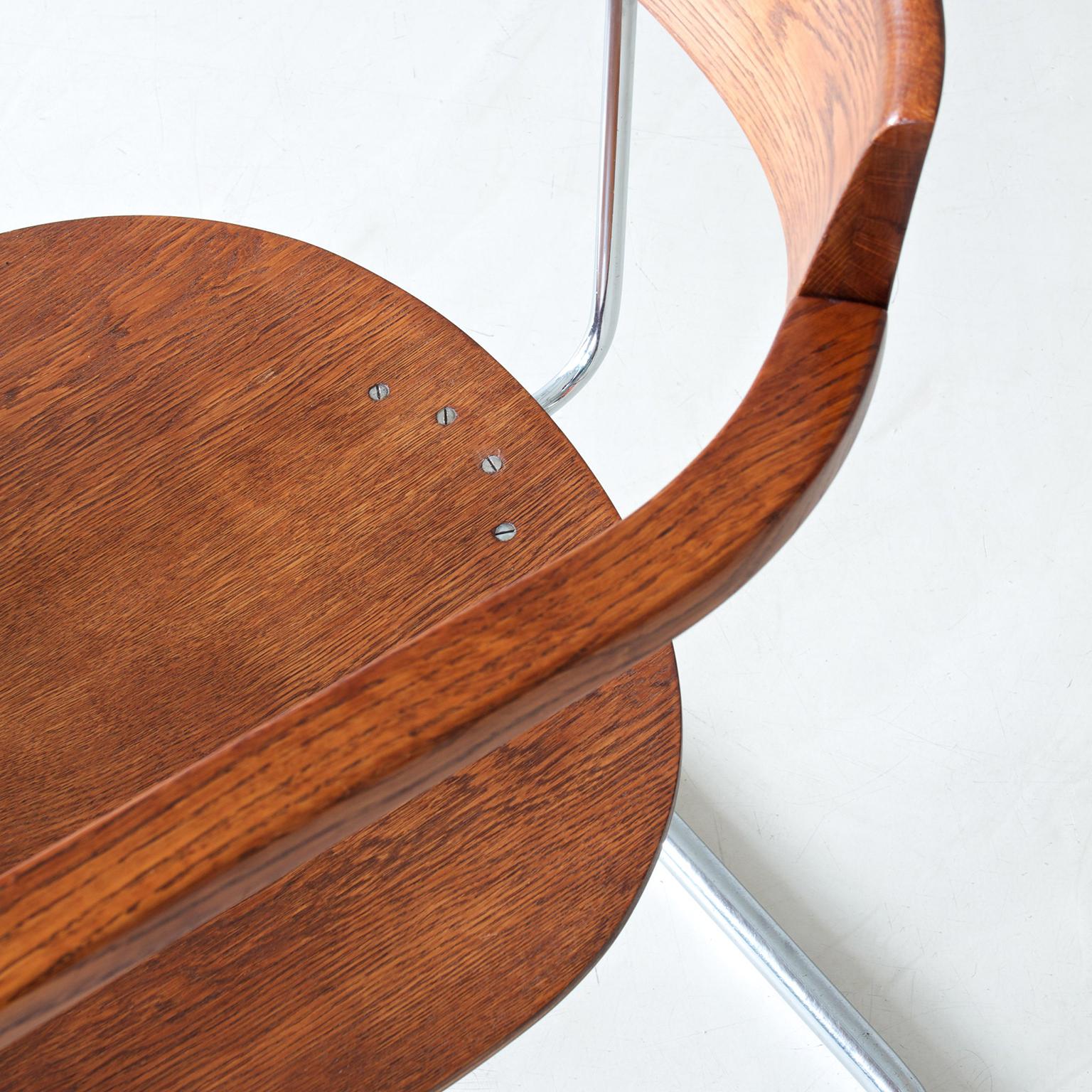 Freischwinger-Sessel der Moderne von Jindrich Halabala, verchromtes Metall, furniertes Holz im Angebot 1