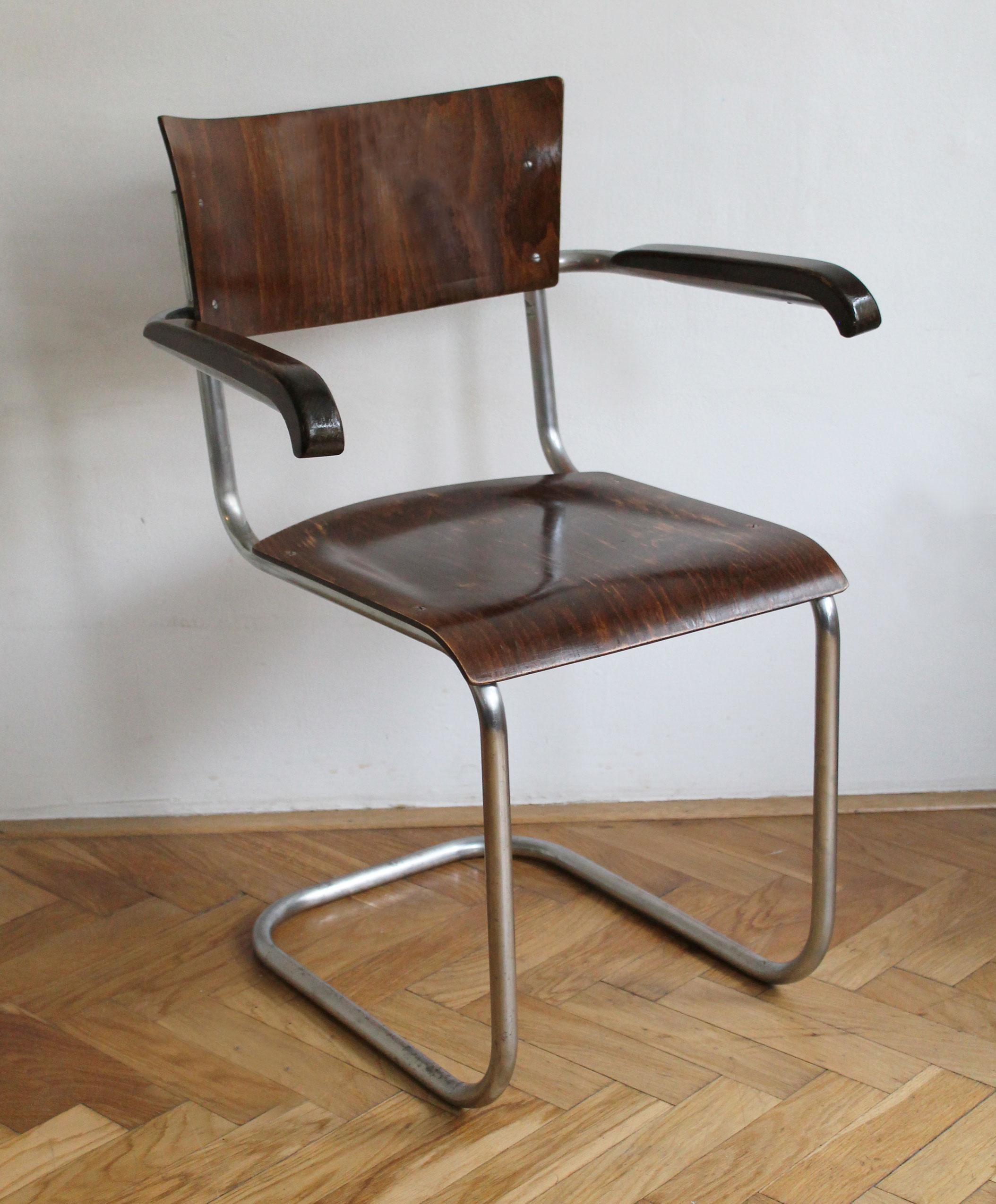 This piece is truly a great example of the radical Bauhaus aesthetic. Simple and functional, it perfectly represents the ethos of the avant-garde movement.

The radical design of a cantilevered chair (Freischwinger) was originally designed by the