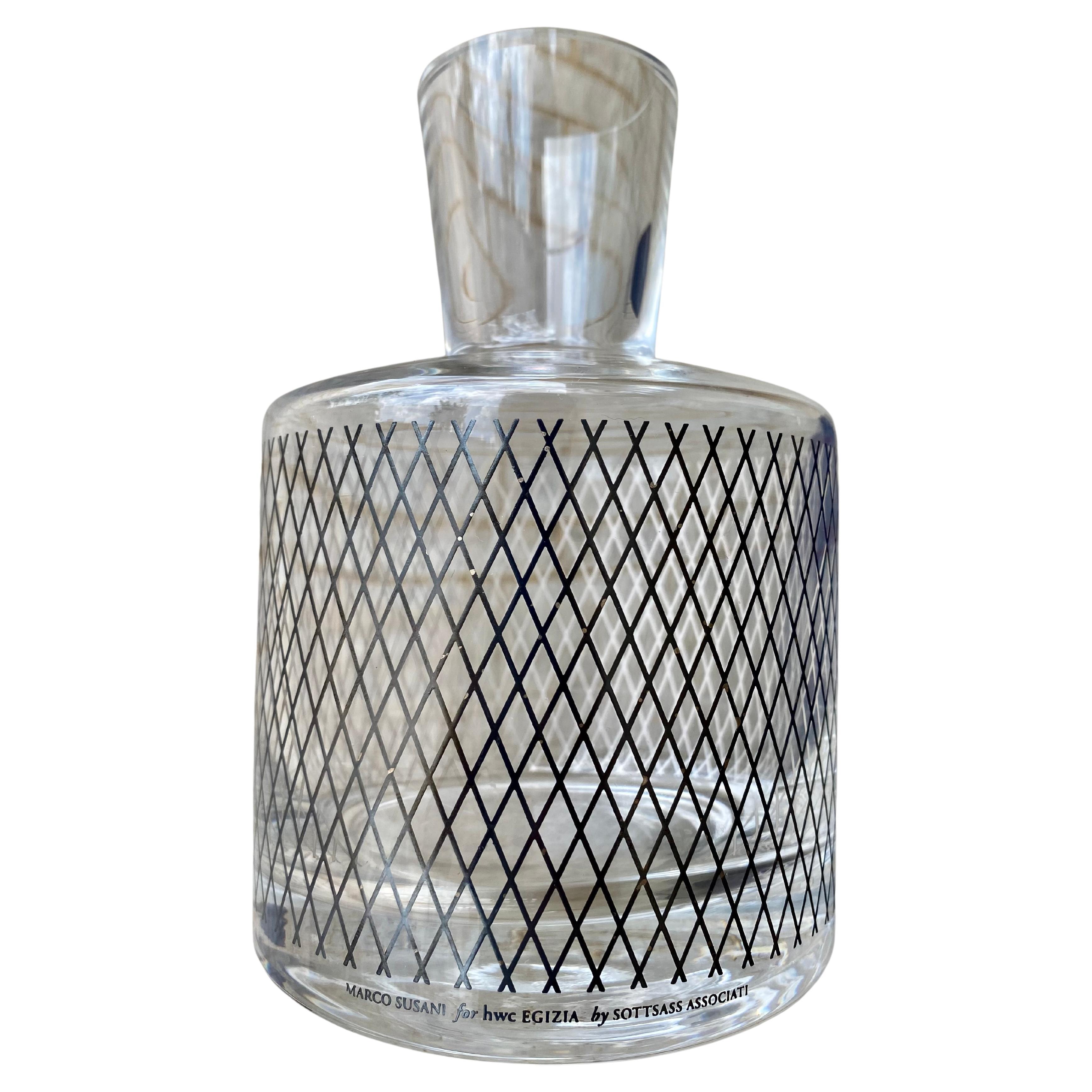 Carafe conçue par Marco Susani pour le hwc EGIZIA de SOTTSASS ASSOCIATI. Cette pièce est documentée comme ayant été vendue au détail par Birks.

Carafe postmoderne en verre de studio soufflé à la bouche, présentant un motif de diamant métallique,