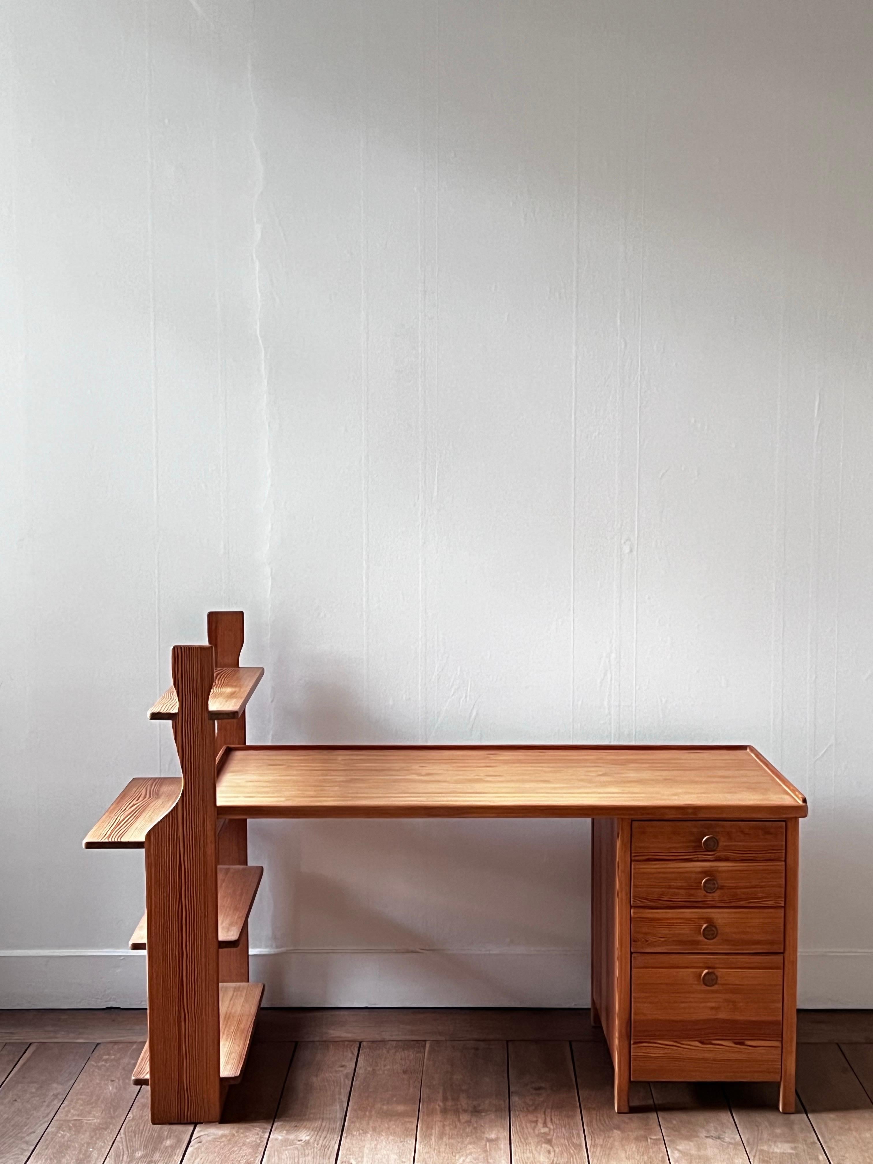 Modernist Carl Malmsten Pine 1940s Desk with a shelf, unique In Excellent Condition For Sale In Forest, BE