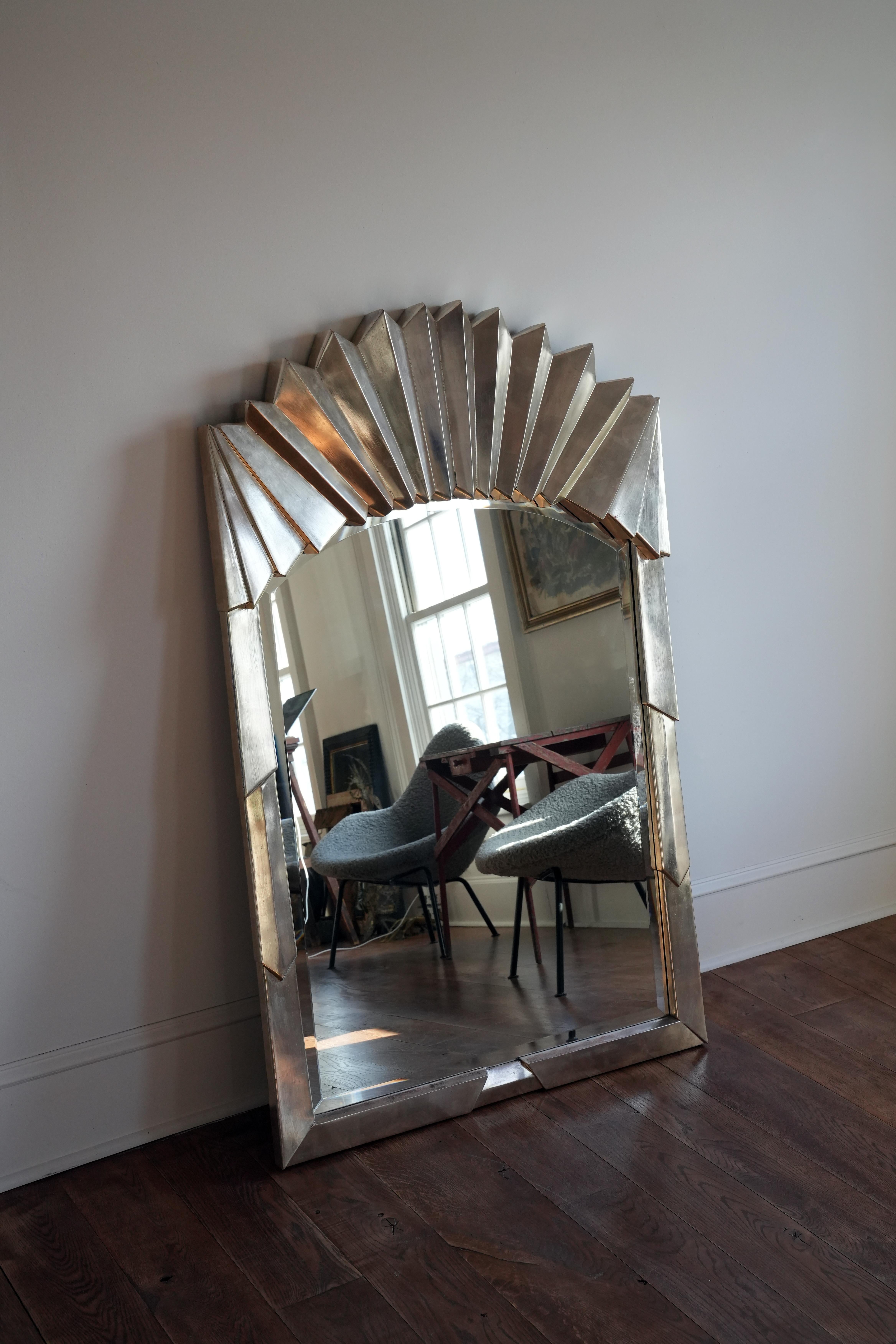 
Carved and silver gilt wood. Beveled mirror.