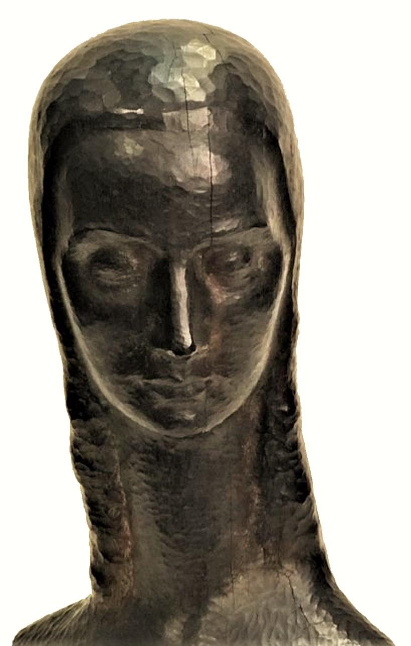 Diese bemerkenswerte modernistische geschnitzte Frauenbüste aus ebonisiertem Holz, ca. 1950er Jahre, mit stolz aufgesetztem Kopf auf einem übertrieben verlängerten Hals und über die Schultern fließendem Haar, ruft in der Vorstellung des Betrachters