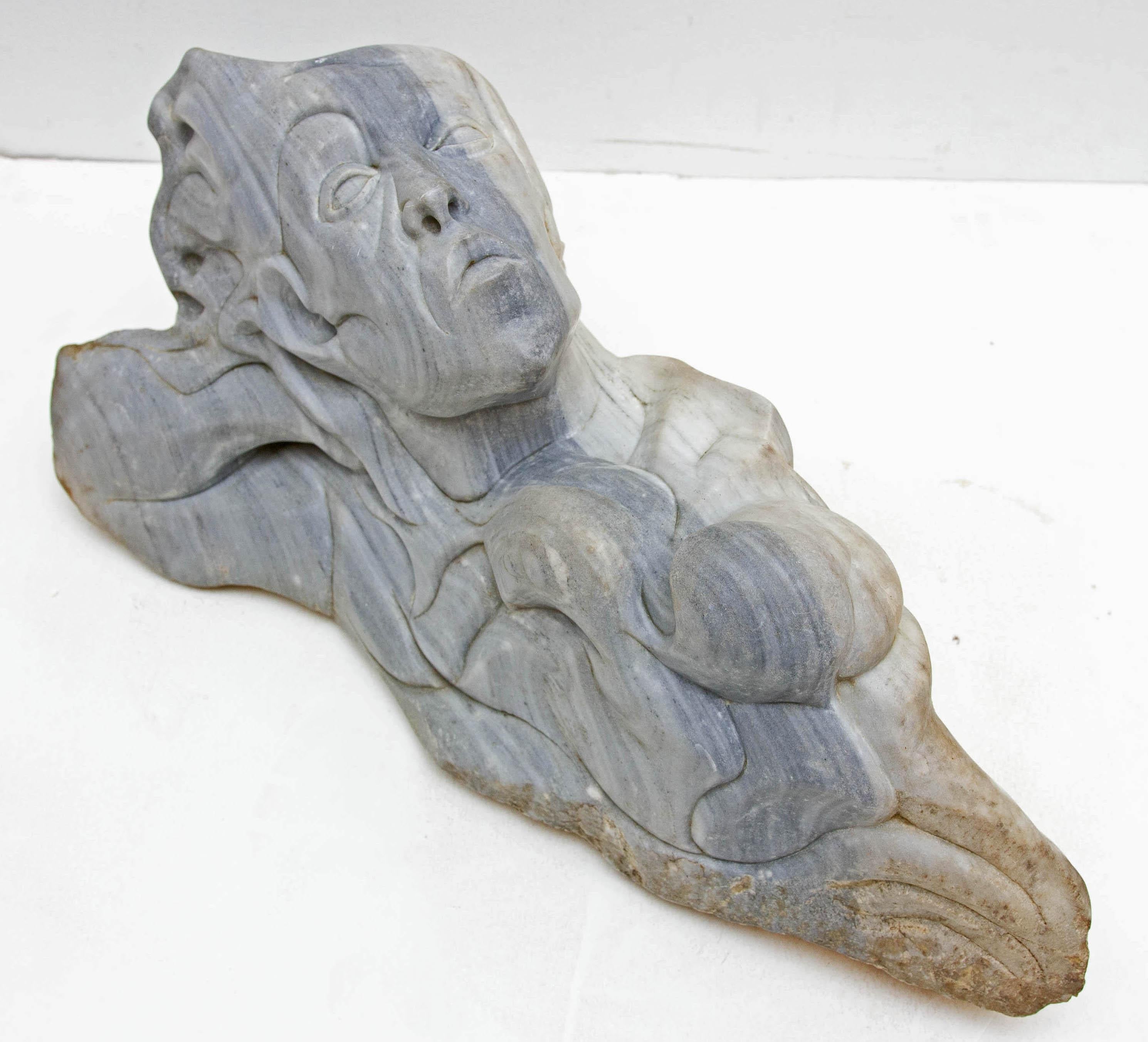 Sculpture moderne sinueuse d'un Mésoaméricain. Aztèque ? Maya ? Grès strié, vers le milieu du 20e siècle.