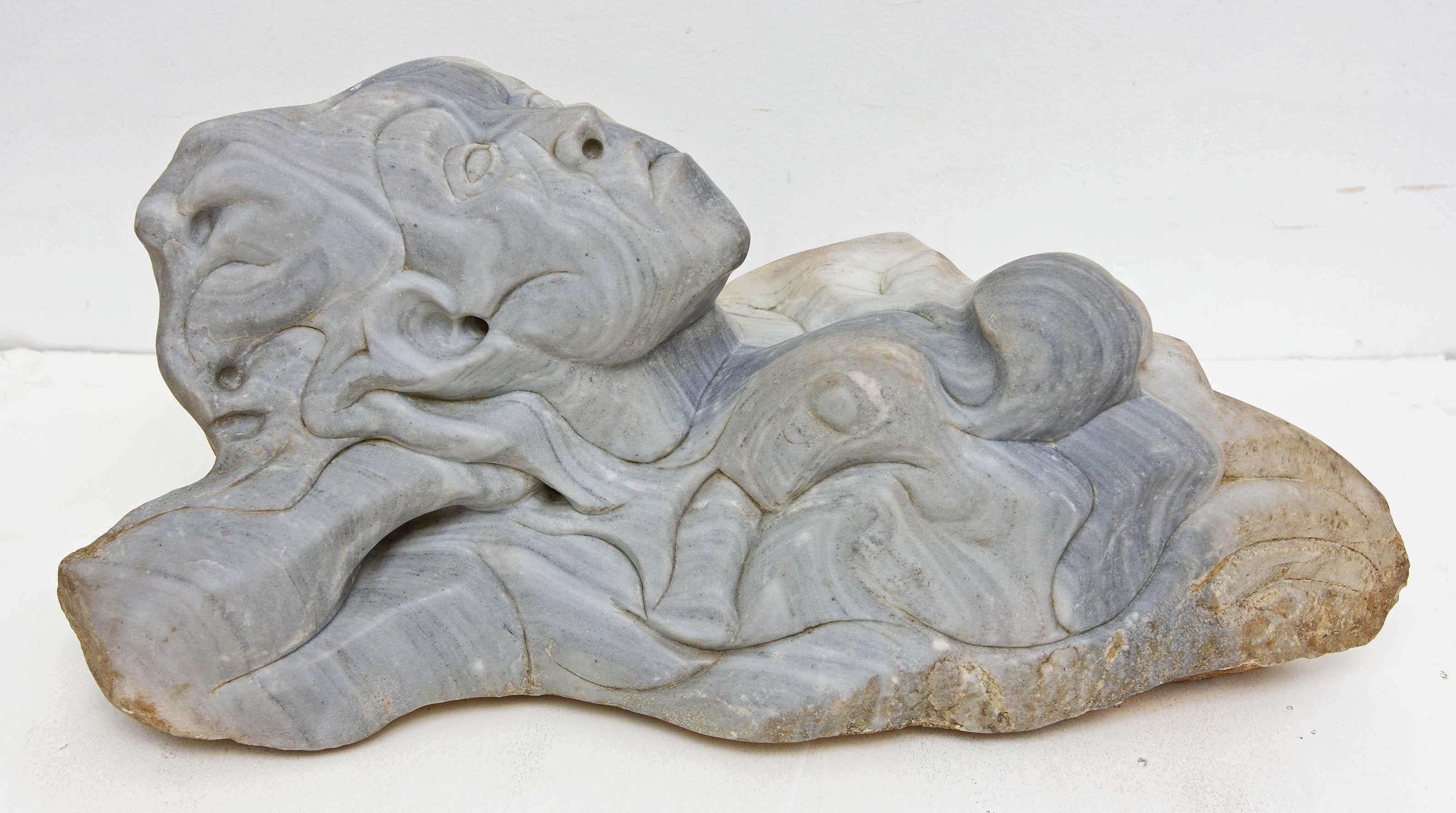 Escultura Figural Modernista de Arenisca Tallada Moderno en venta