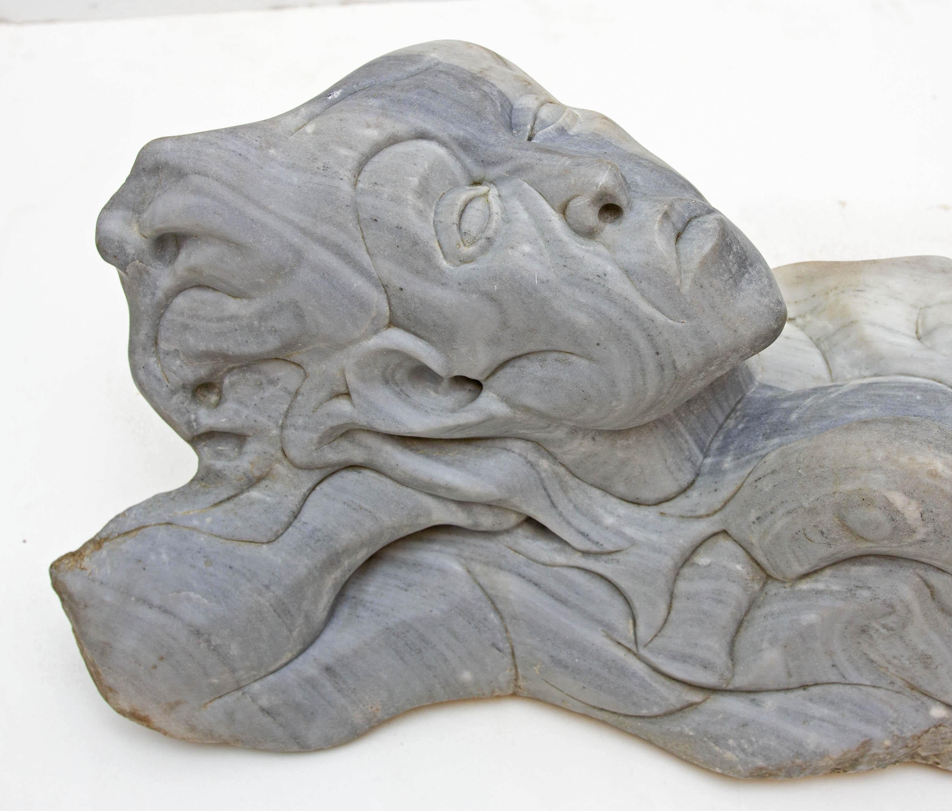 Escultura Figural Modernista de Arenisca Tallada Tallado en venta
