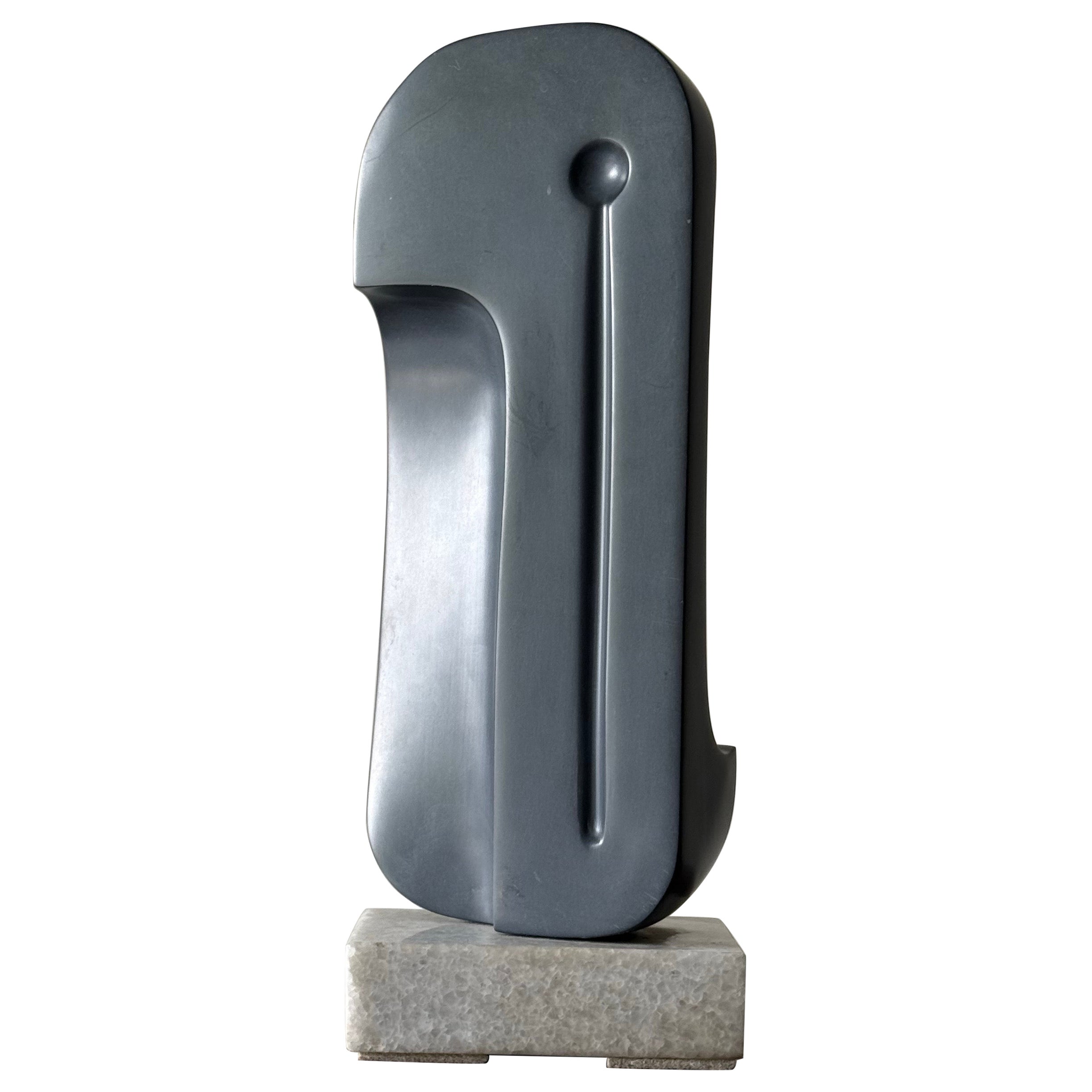 Forme abstraite moderniste sculptée dans la pierre