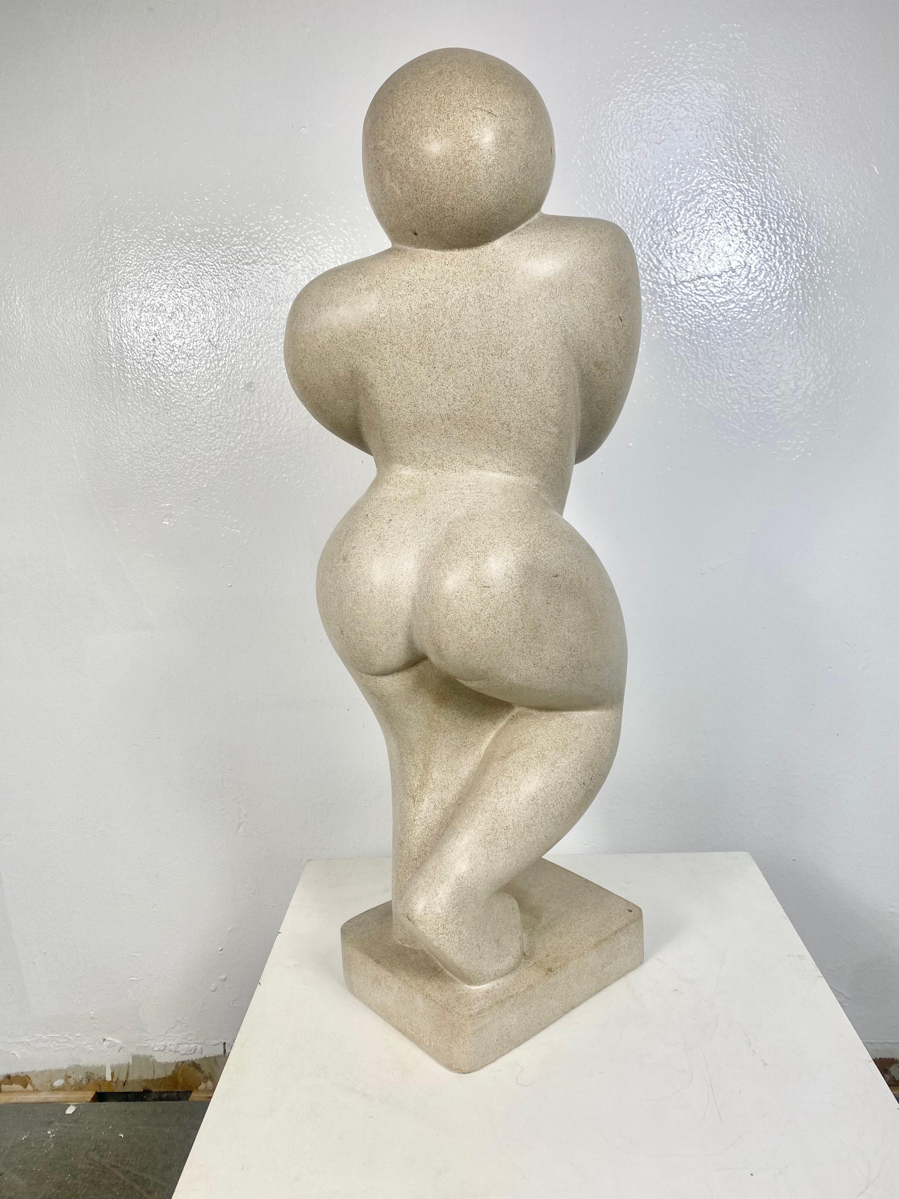 Figurative Skulptur aus geschnitztem Stein im modernistischen Stil..W.P.A. Style........signiert M E F '01 (Moderne der Mitte des Jahrhunderts) im Angebot