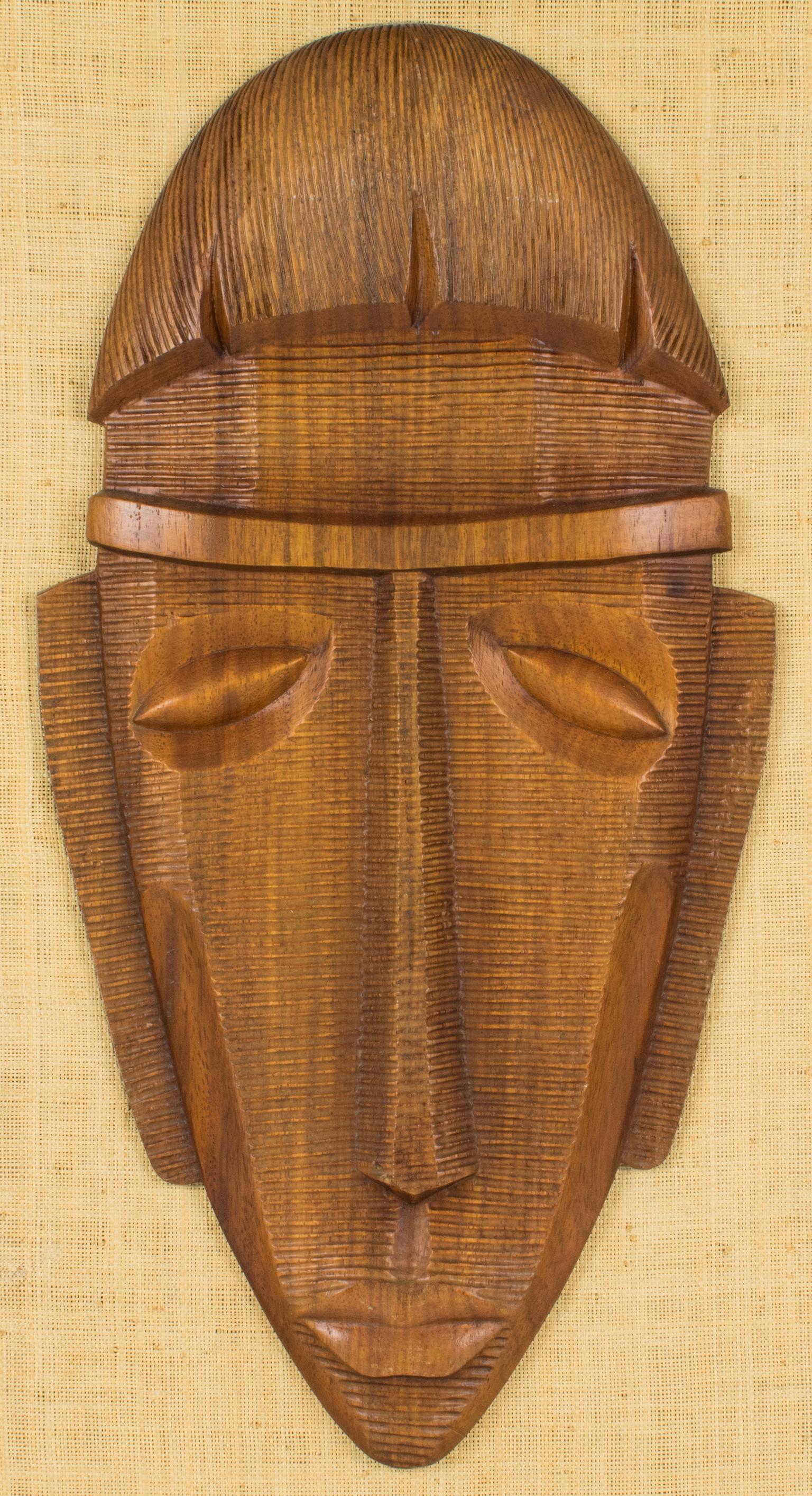 Panel Escultura Decorativa Modernista Cara Tallada en Madera, un par en venta 4