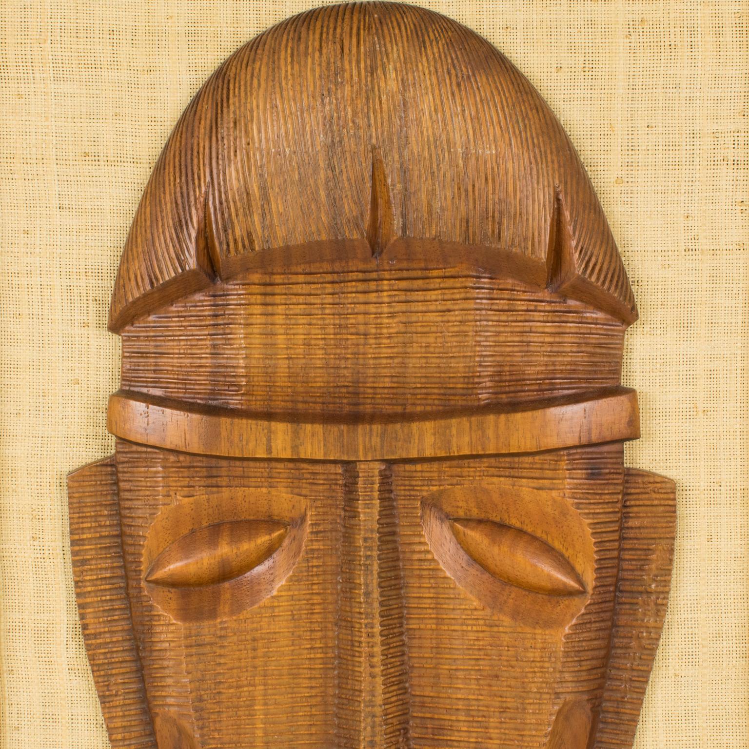 Panel Escultura Decorativa Modernista Cara Tallada en Madera, un par en venta 5