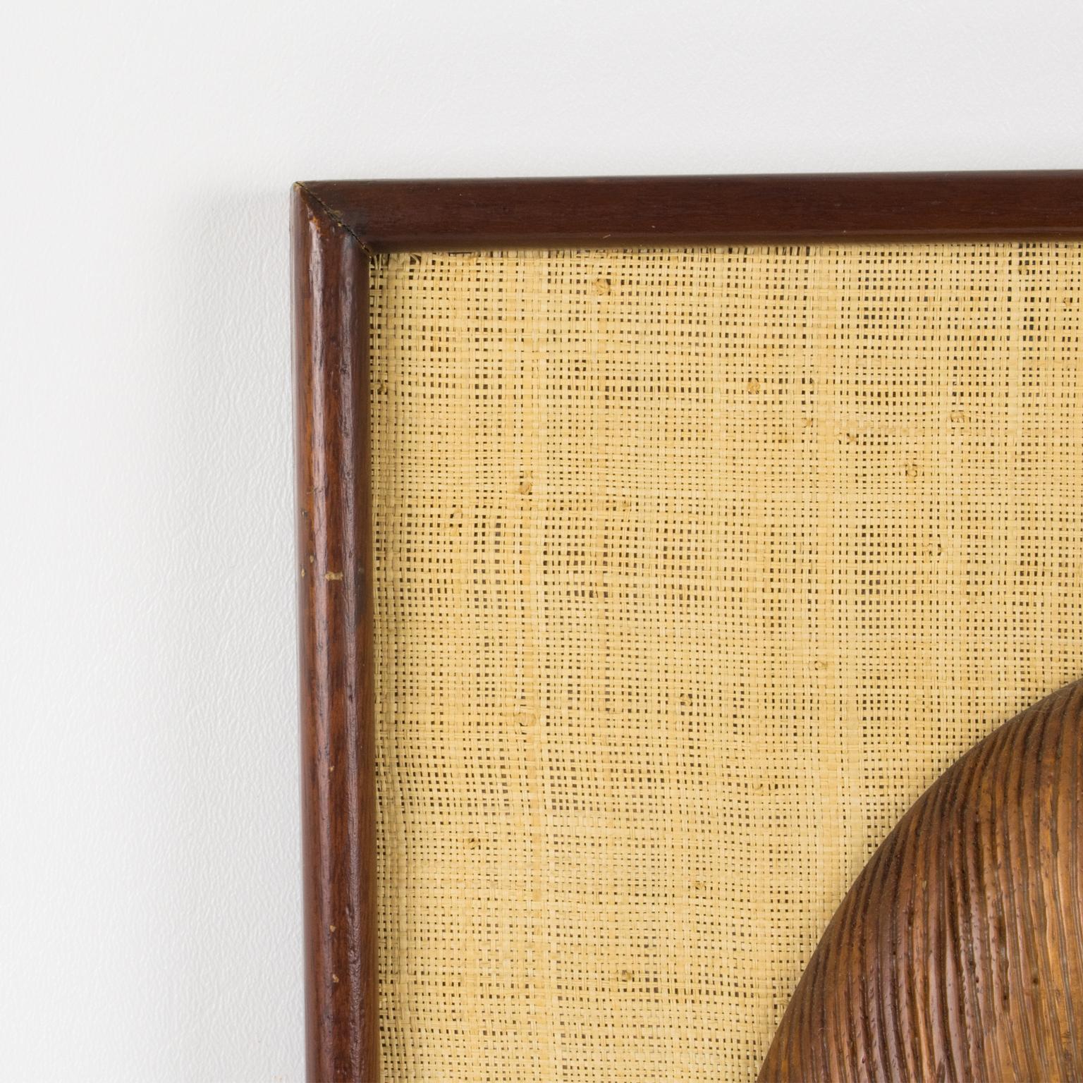 Panel Escultura Decorativa Modernista Cara Tallada en Madera, un par en venta 6