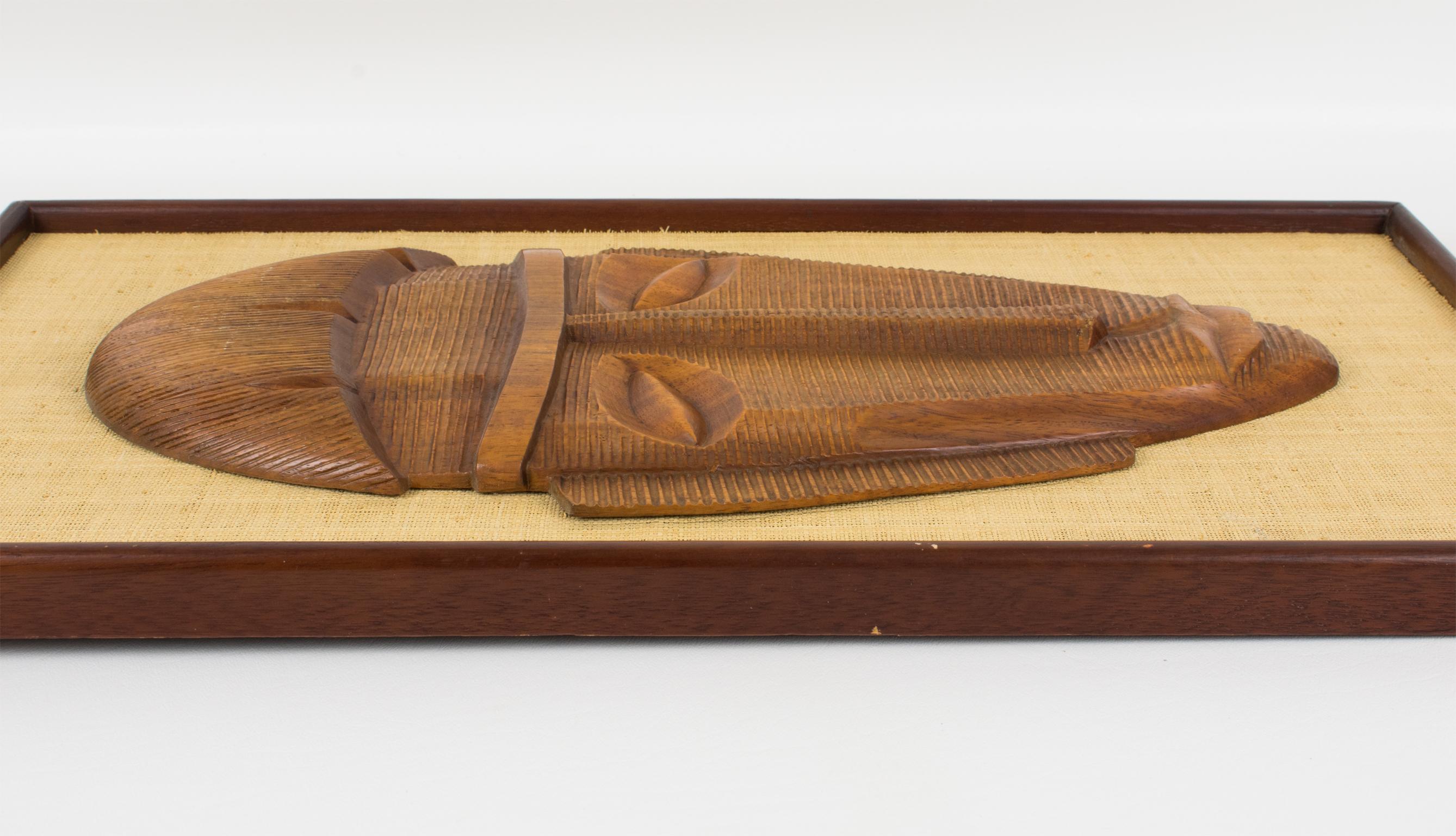 Panel Escultura Decorativa Modernista Cara Tallada en Madera, un par en venta 7