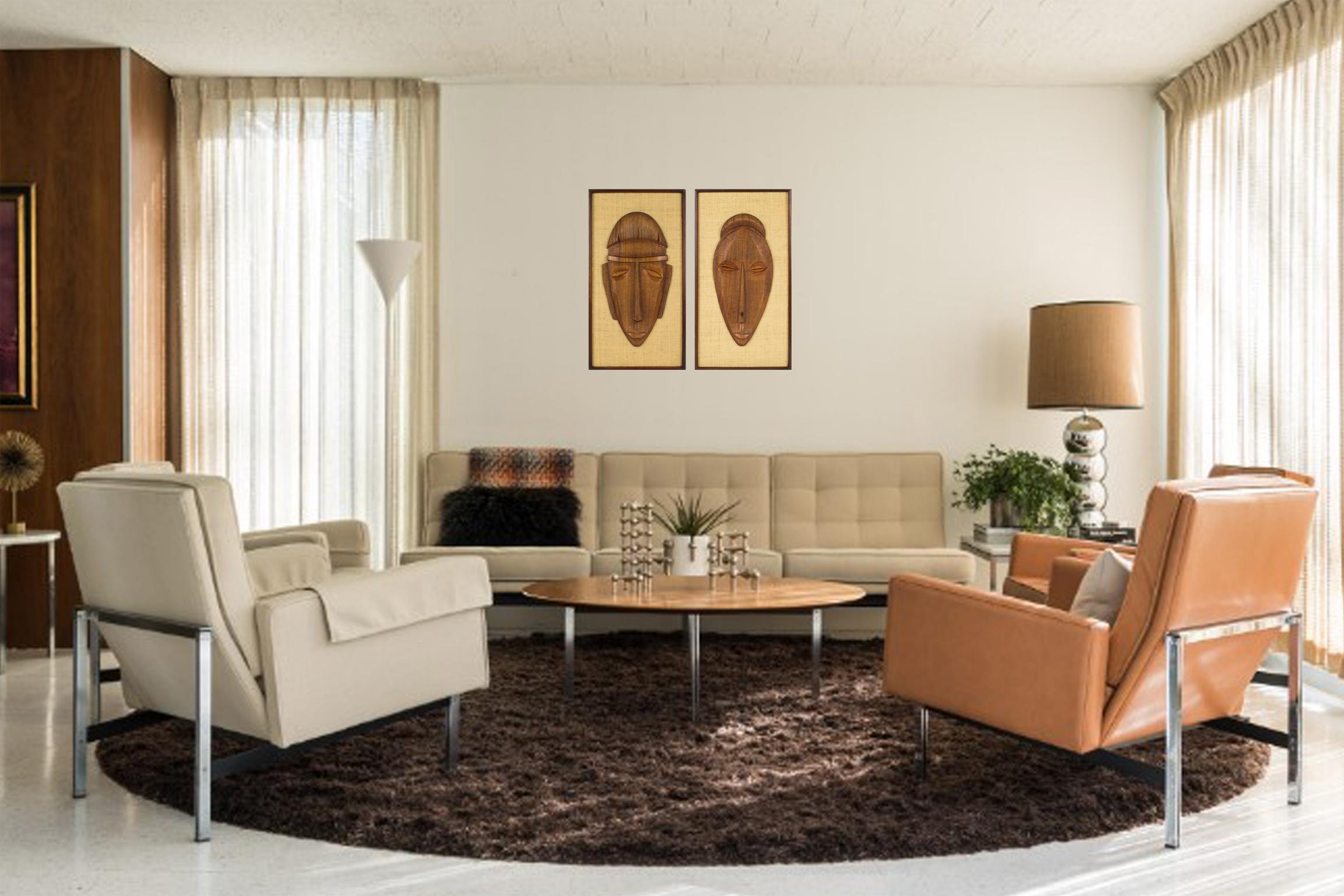 Panel Escultura Decorativa Modernista Cara Tallada en Madera, un par en venta 12