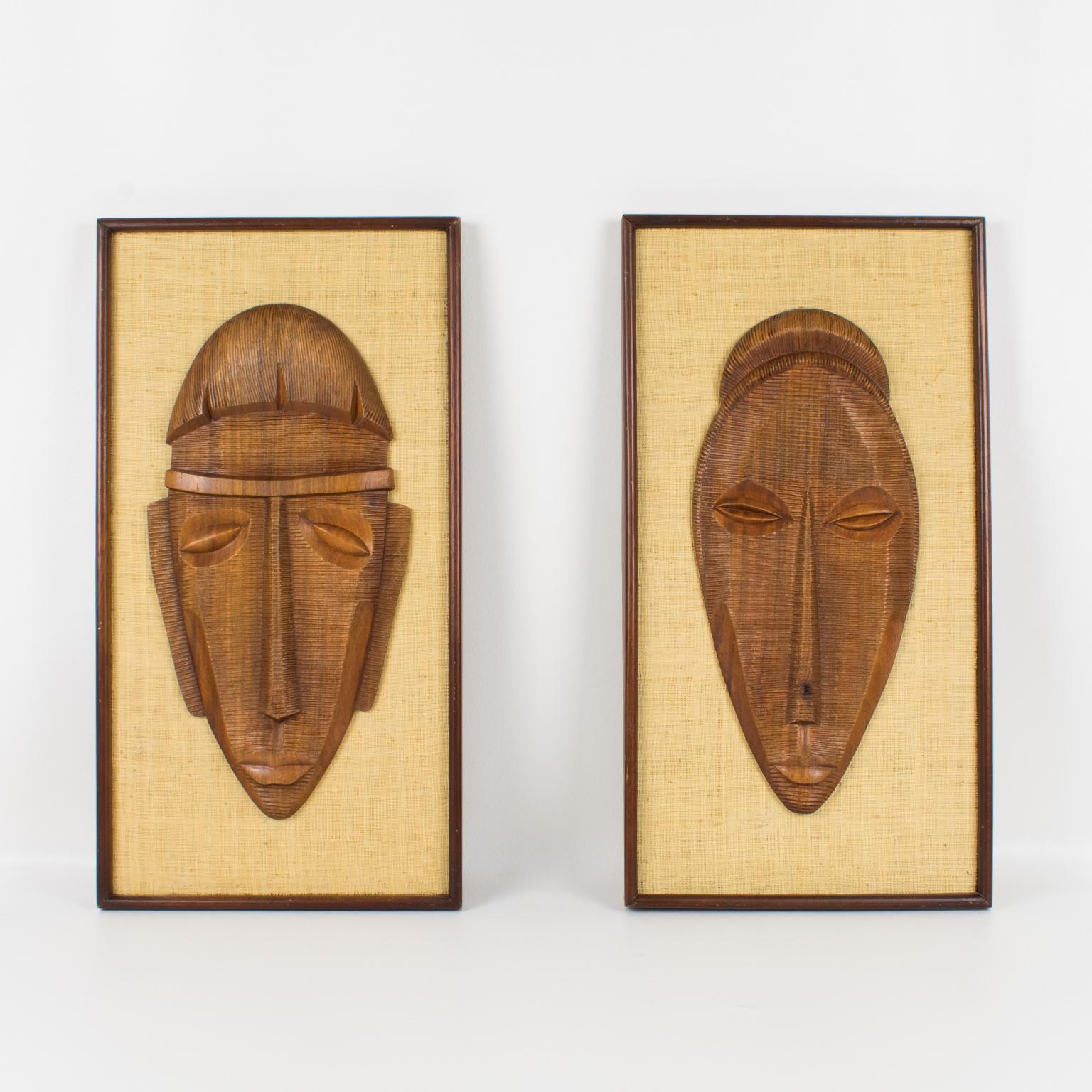 Panel Escultura Decorativa Modernista Cara Tallada en Madera, un par en venta 14