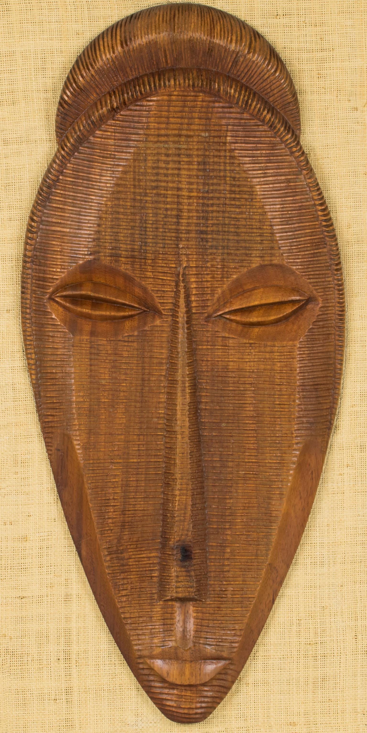 Panel Escultura Decorativa Modernista Cara Tallada en Madera, un par Estadounidense en venta