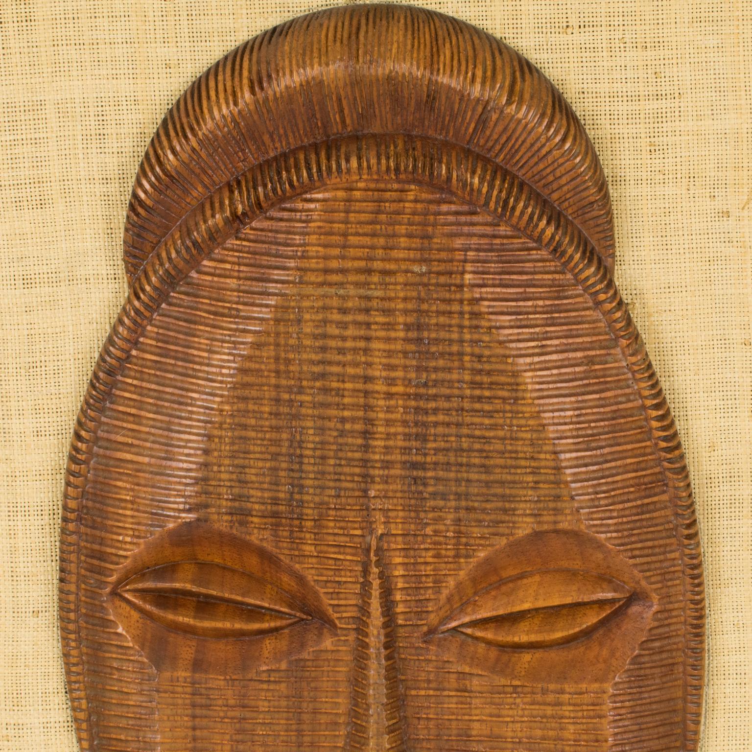 Panel Escultura Decorativa Modernista Cara Tallada en Madera, un par en Bueno estado para la venta en Atlanta, GA
