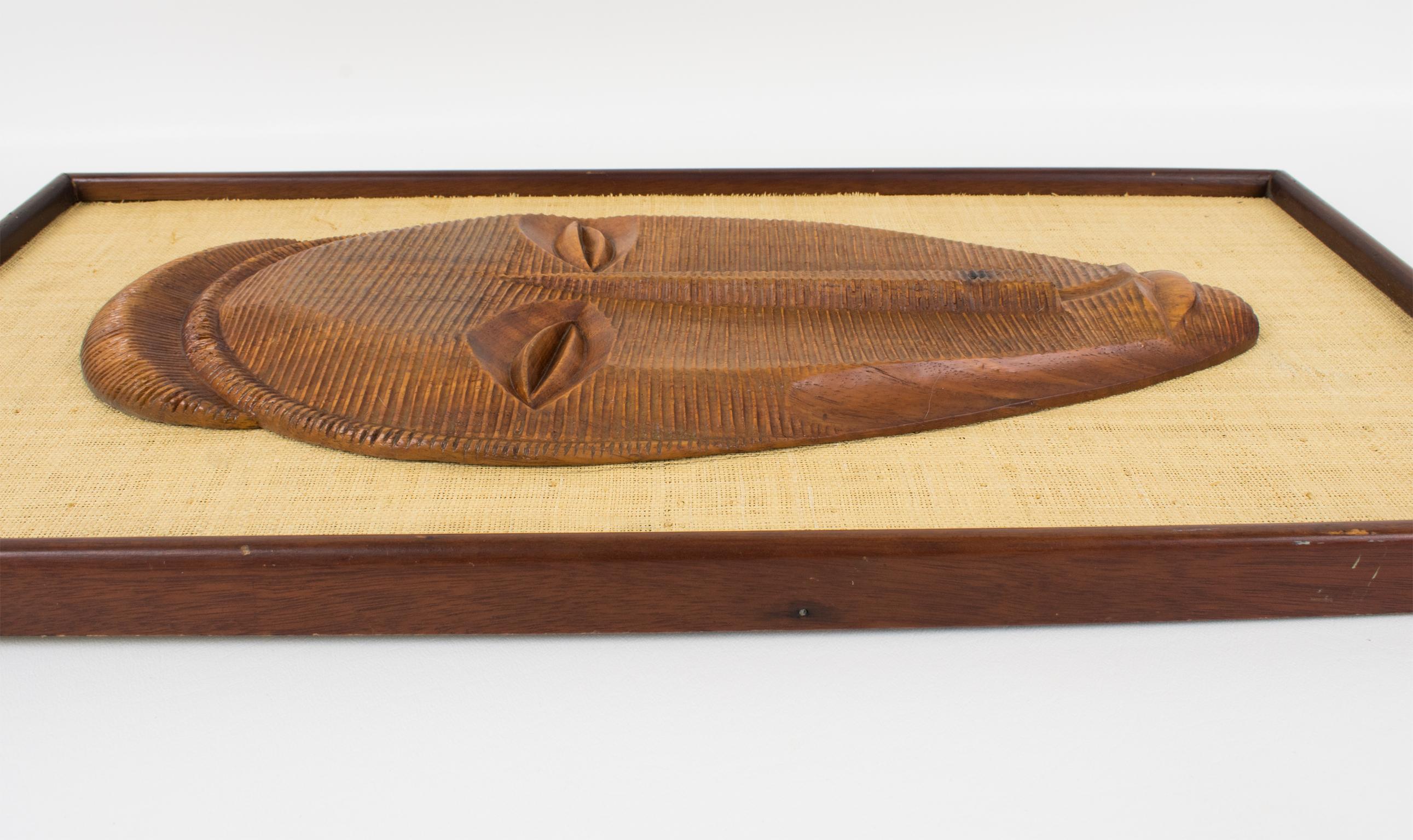 Panel Escultura Decorativa Modernista Cara Tallada en Madera, un par en venta 1