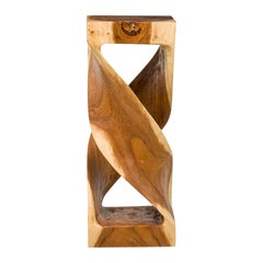 Mesa modernista de madera tallada con pedestal