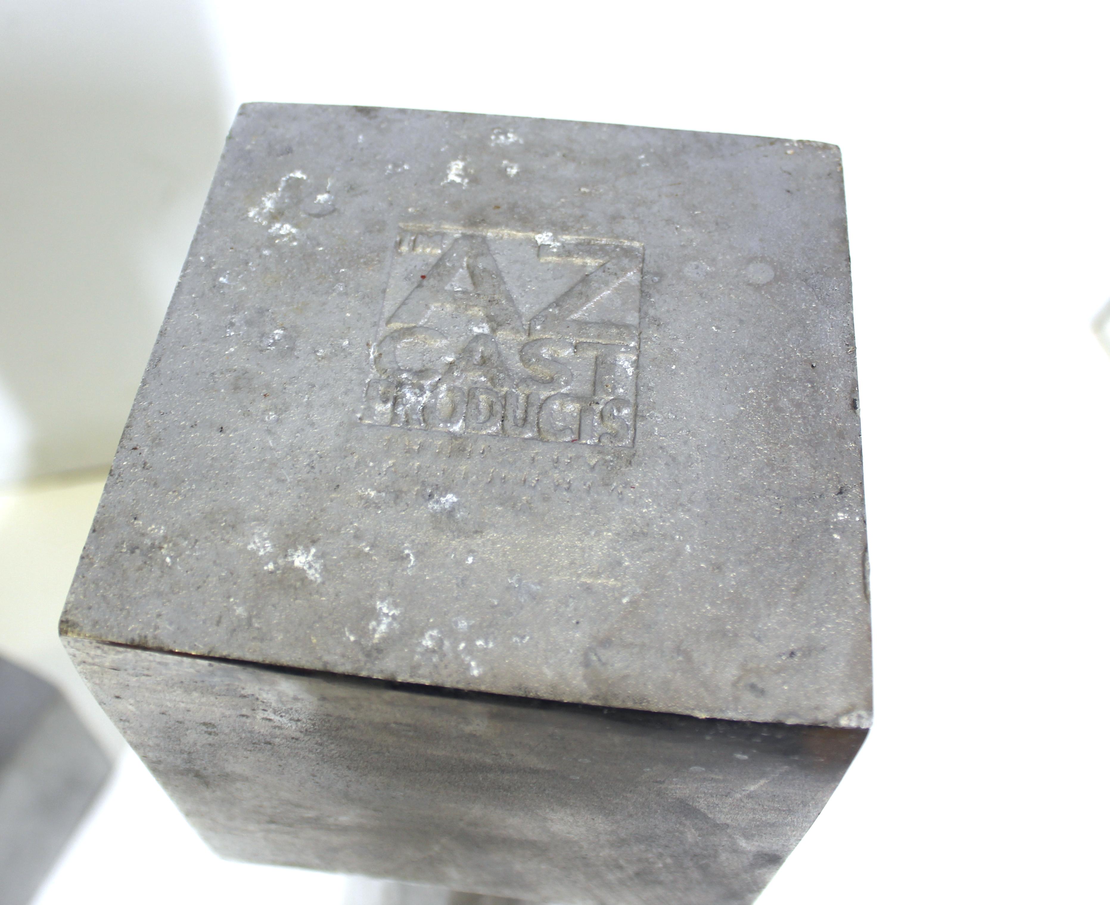 Modernistische Urnen aus Aluminiumguss in konischer Form im Angebot 4