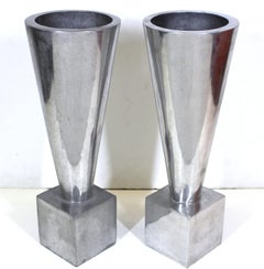 Modernistische Urnen aus Aluminiumguss in konischer Form