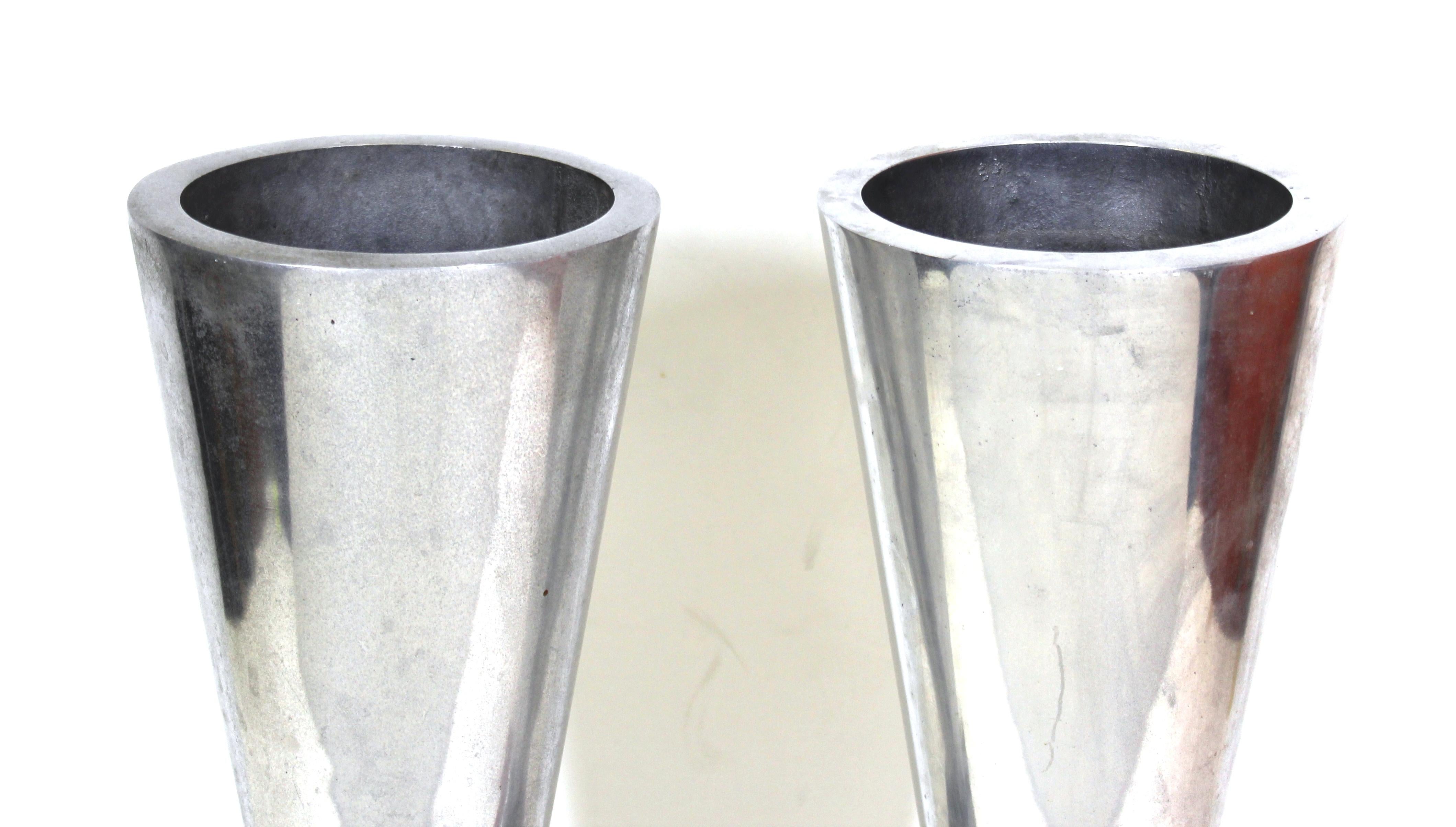 Modernistische Urnen aus Aluminiumguss in konischer Form (Moderne) im Angebot
