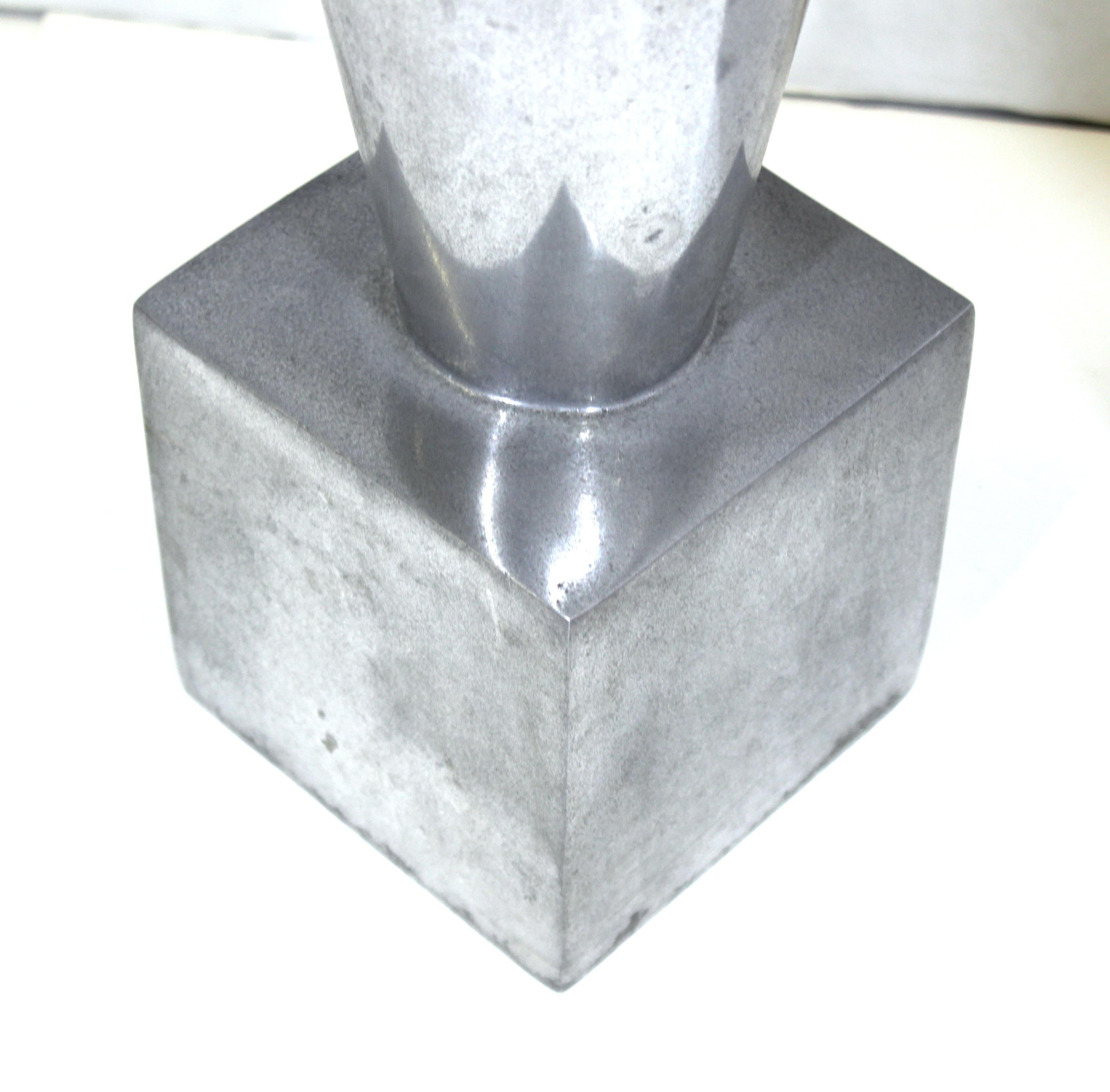 Modernistische Urnen aus Aluminiumguss in konischer Form (amerikanisch) im Angebot