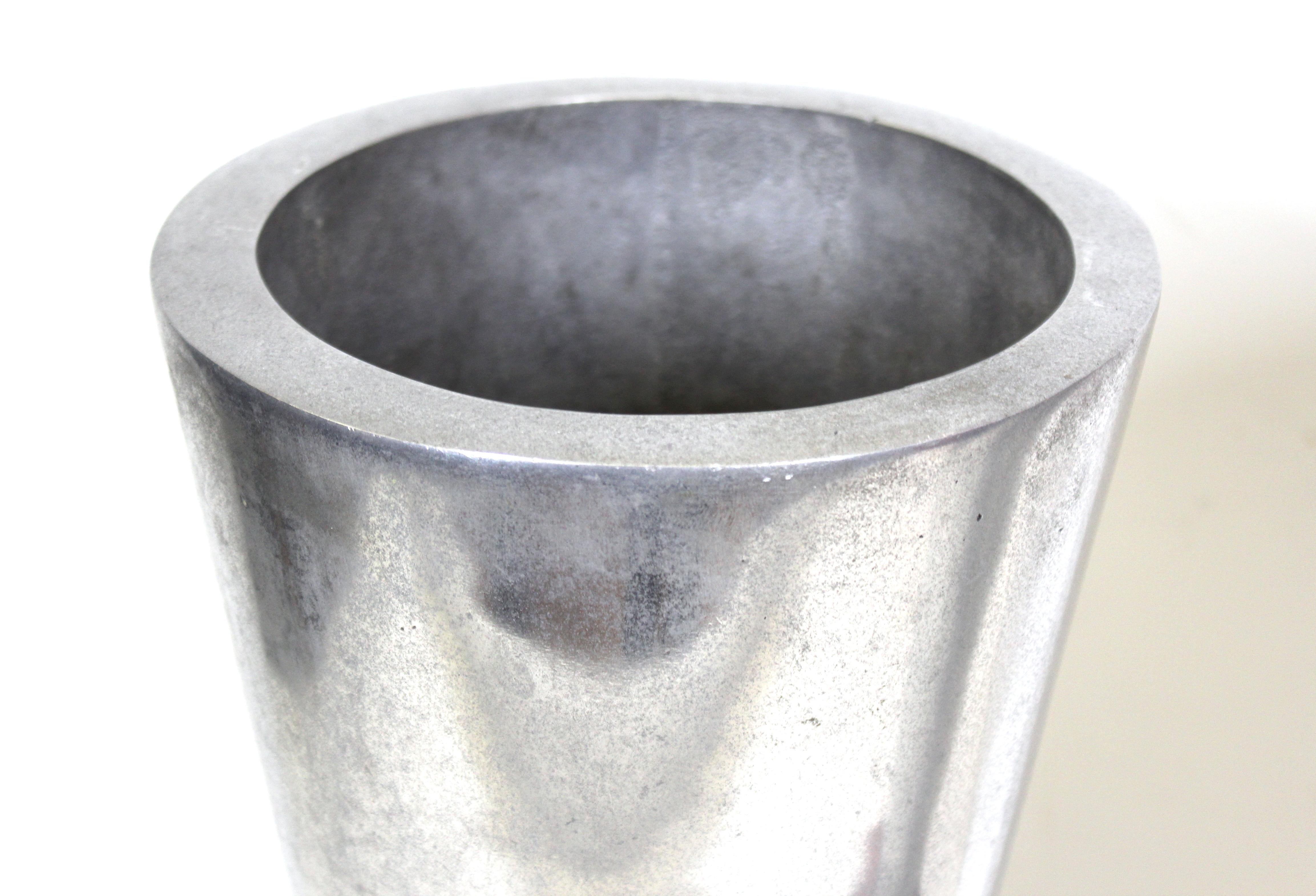 Modernistische Urnen aus Aluminiumguss in konischer Form im Angebot 1