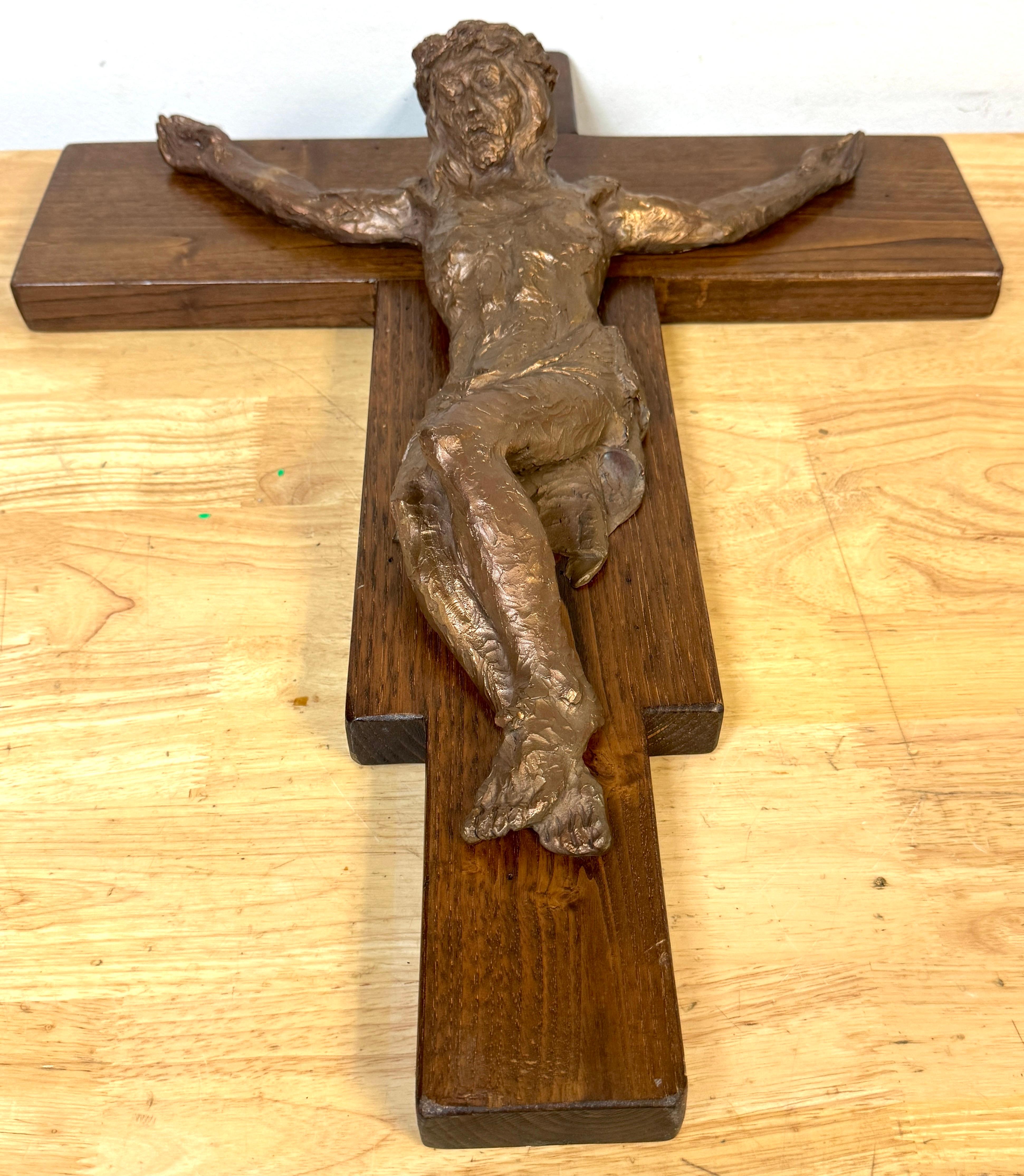 Crucifix moderniste en bronze moulé sur croix en noyer, français ou belge, vers les années 1960 en vente 2