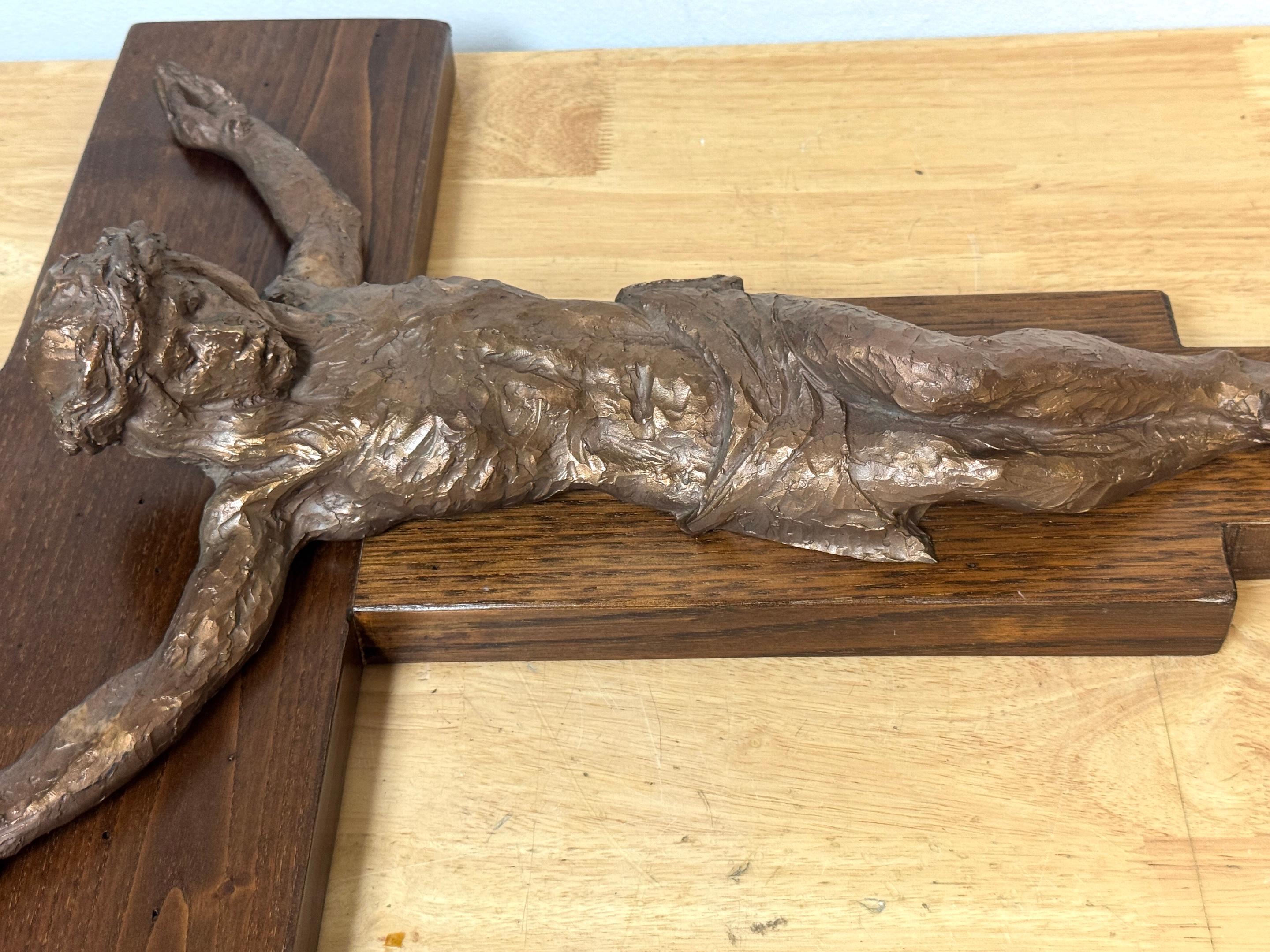 Crucifix moderniste en bronze moulé sur croix en noyer, français ou belge, vers les années 1960 en vente 3