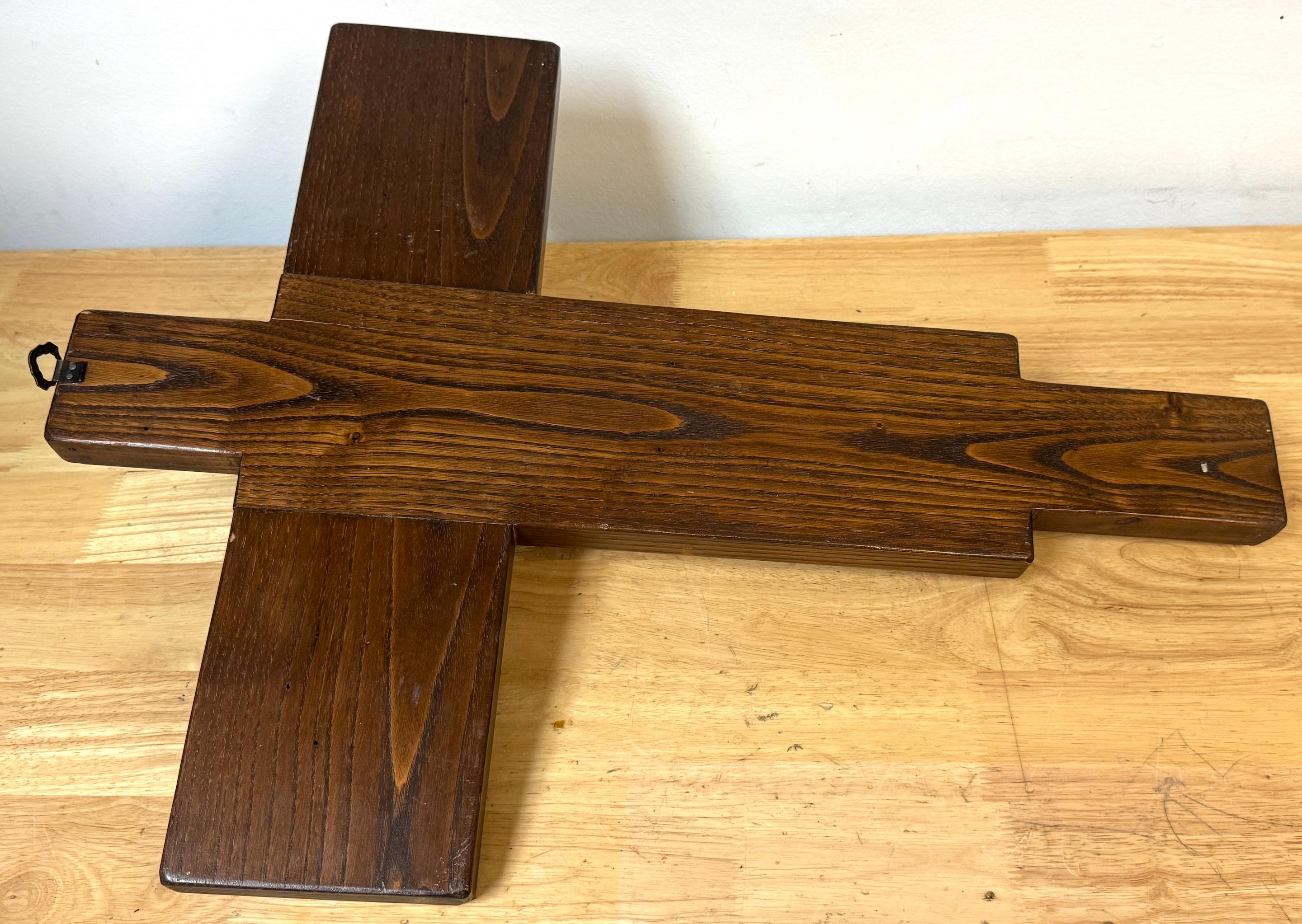 Crucifix moderniste en bronze moulé sur croix en noyer, français ou belge, vers les années 1960 en vente 4
