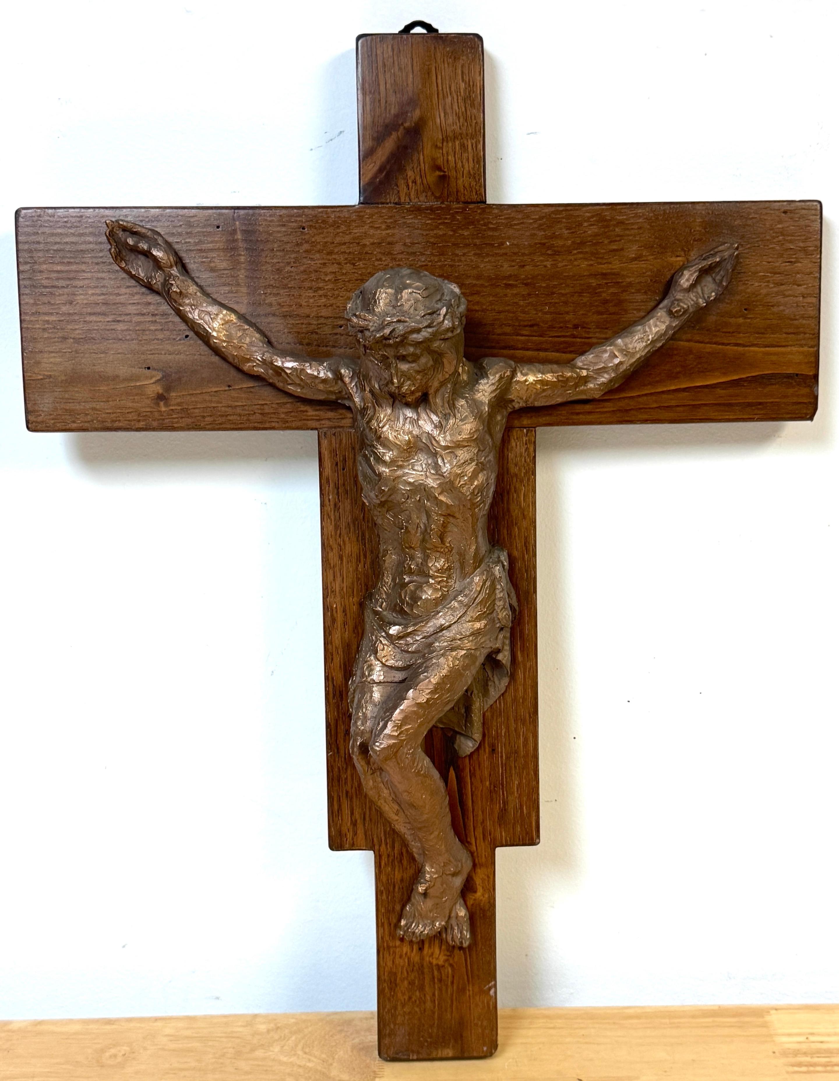 Crucifix moderniste en bronze moulé sur croix en noyer, français ou belge, vers 1960

Remarquable crucifix moderniste du milieu du 20e siècle, présentant un corps du Christ en bronze coulé monté sur une croix en noyer à gradins. La figure du Christ,